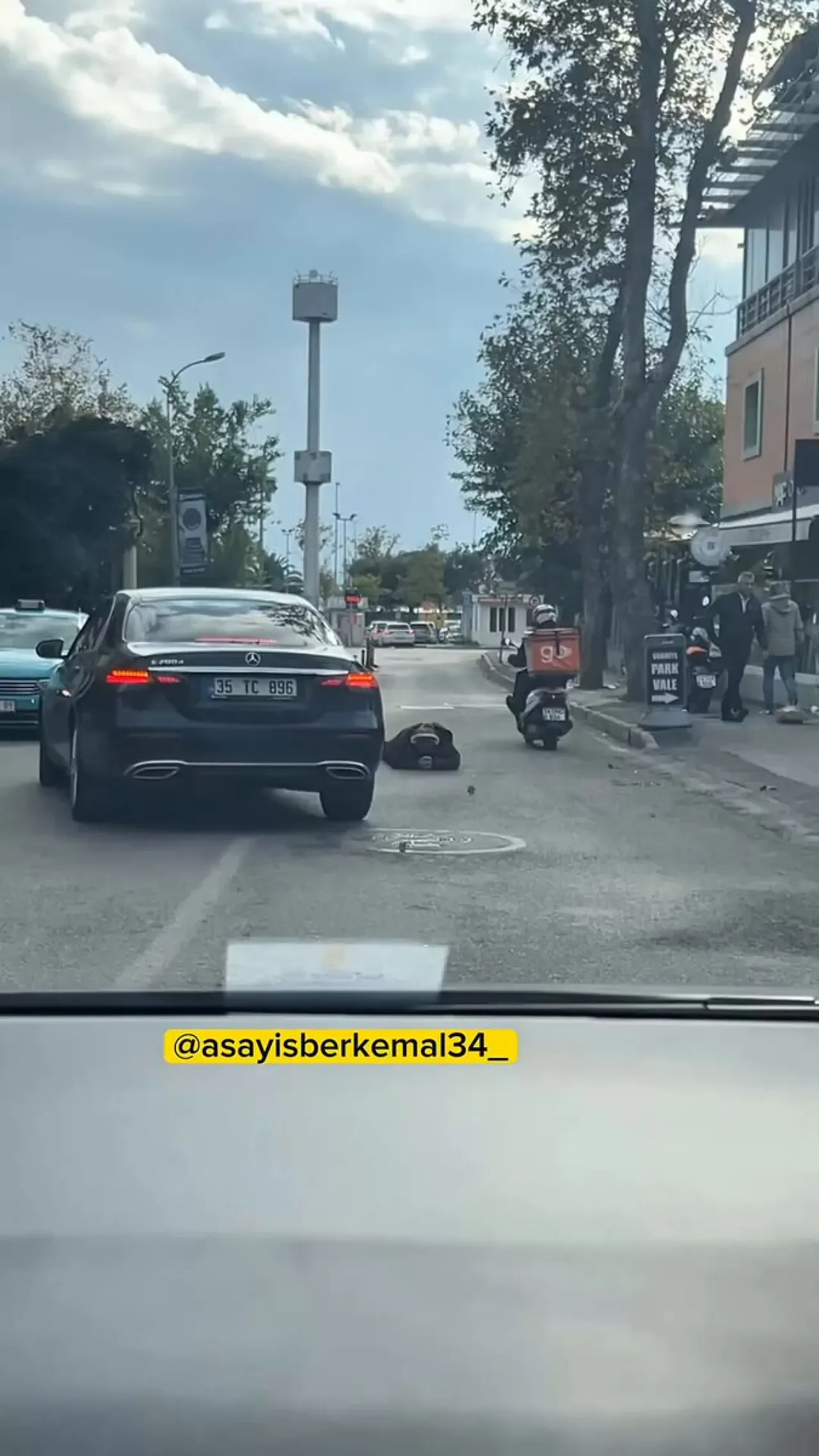 İstanbul'da Bir Kişi Yol Ortasında Uzanarak Telefonundan Reels Kaydırdı İstanbul'da Bir Kişi Yol Ortasında Uzanarak Telefonundan Reels Kaydırdı