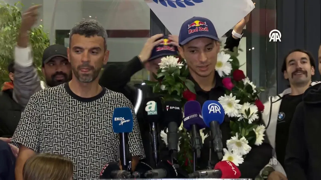 Toprak Razgatlıoğlu, Dünya Şampiyonluğunu Takım Çalışmasına Bağladı Toprak Razgatlıoğlu, Dünya Şampiyonluğunu Takım Çalışmasına Bağladı