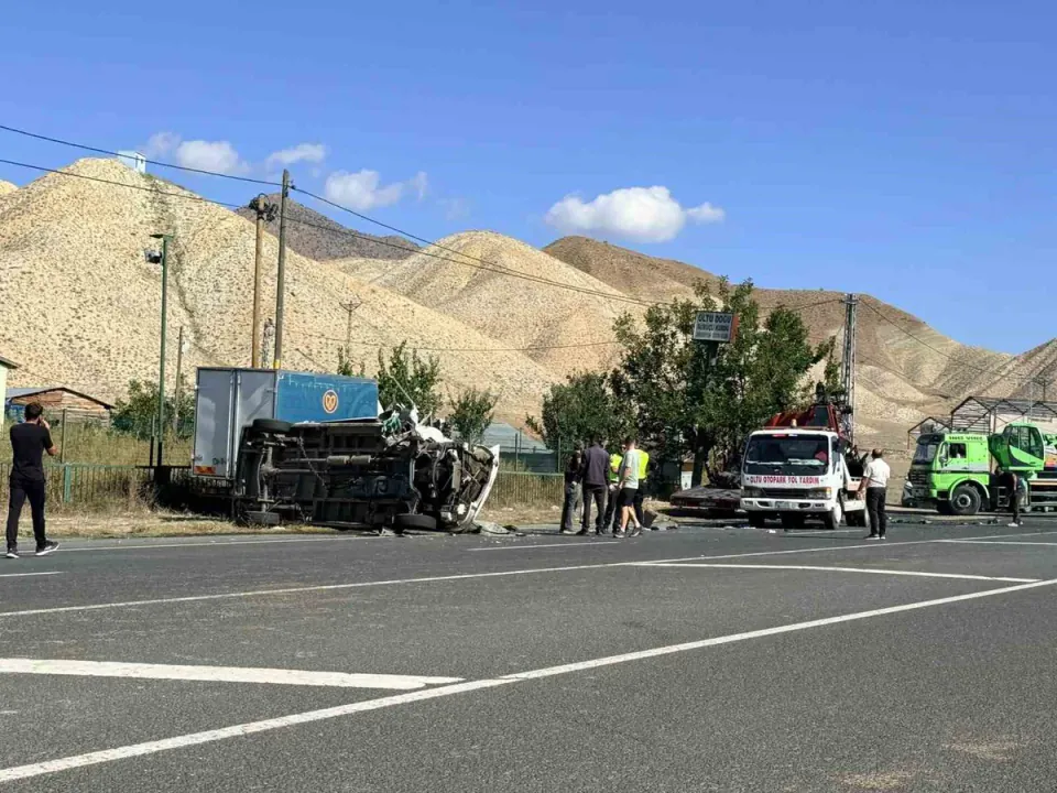 Oltu-Ardahan yolunda minibüs-traktör çarpışması: 3 yaralı, 2'si ağır görseli