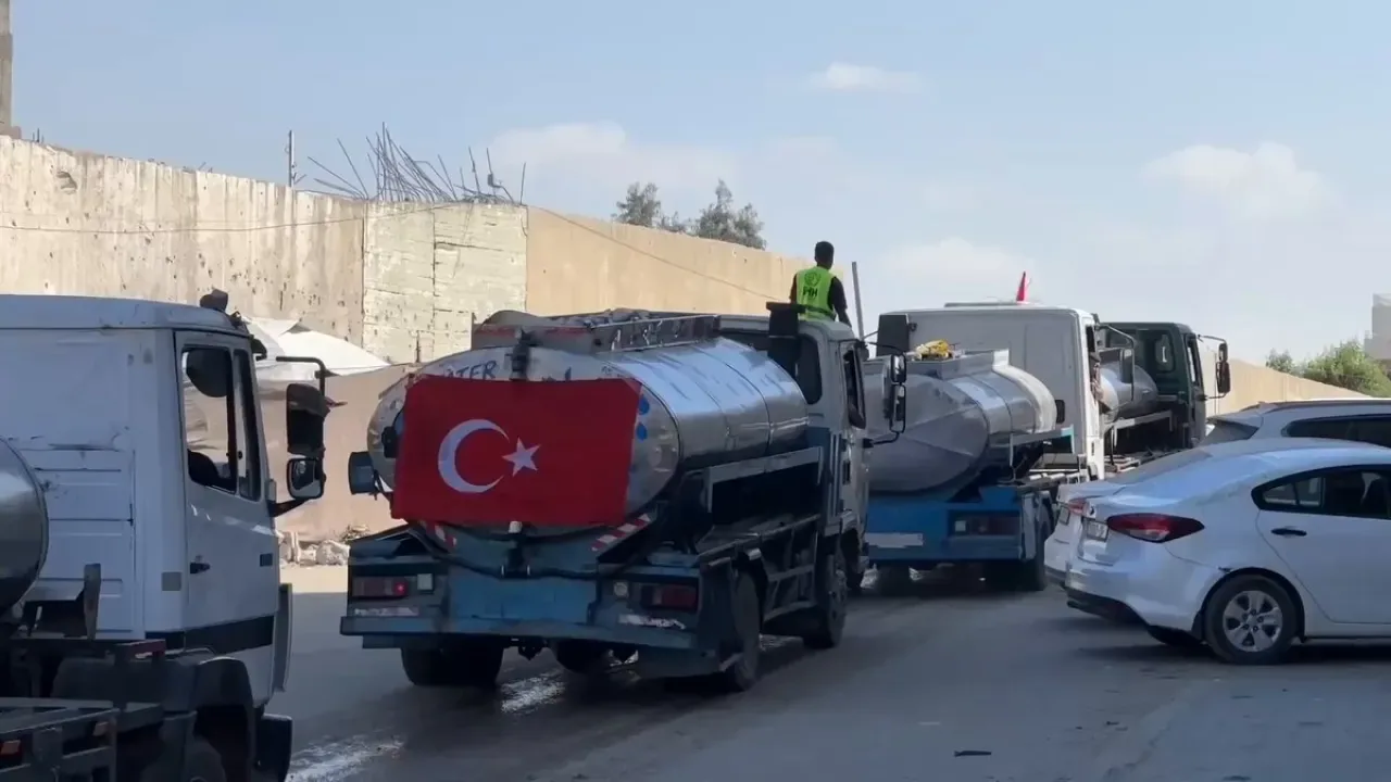 İHH Gazze'de Temiz Su Dağıtımı Yaptı İHH Gazze'de Temiz Su Dağıtımı Yaptı