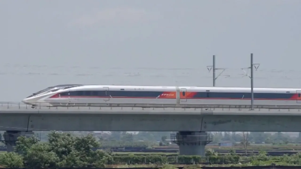 CR450: Dünyanın En Hızlı Elektrikli Treni Testlere Başladı CR450: Dünyanın En Hızlı Elektrikli Treni Testlere Başladı