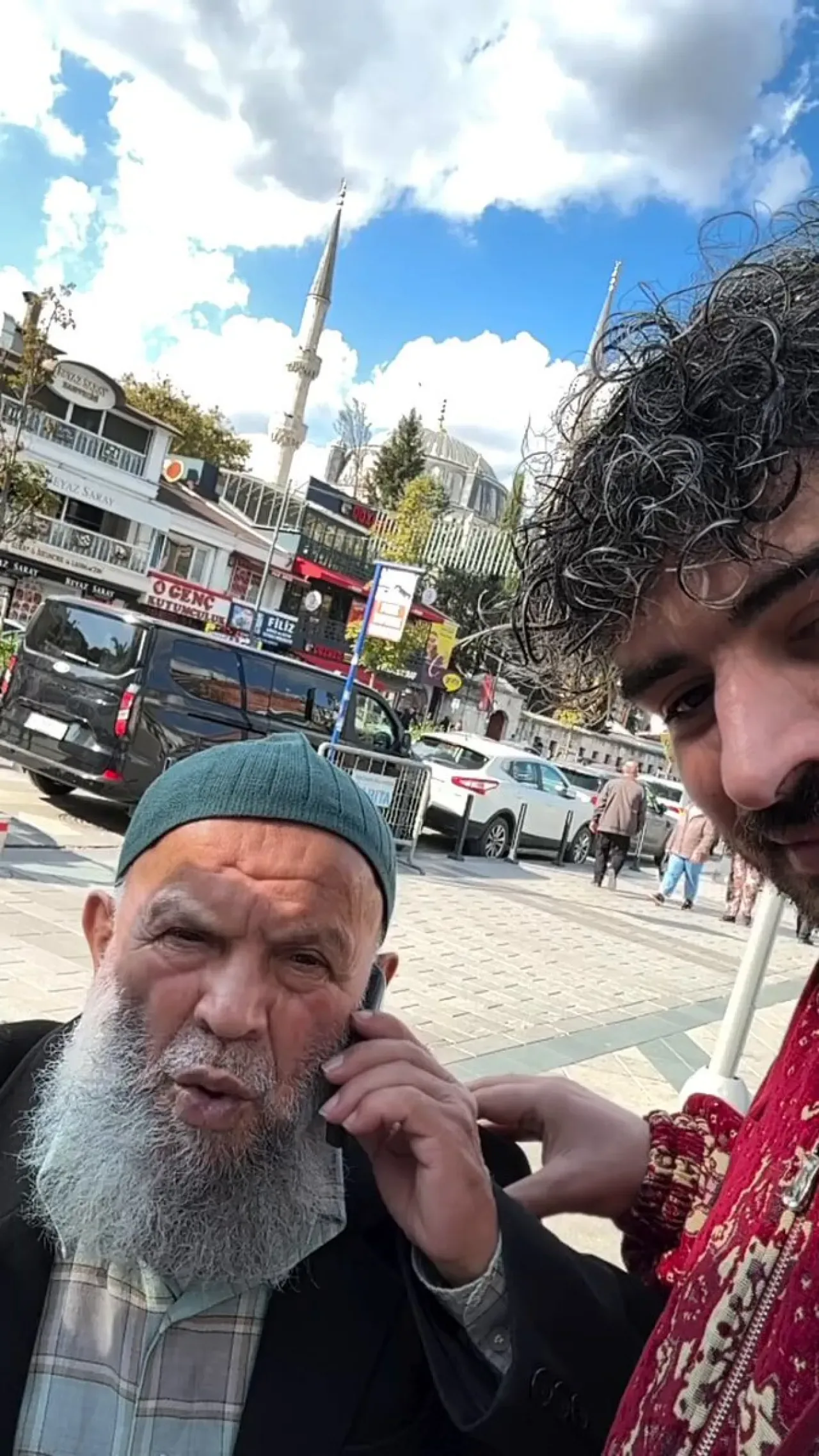 İçerik Üreticisi Sokakta "Kürtaj Dayı" Olarak Bilinen Kişi ile Karşılaştı İçerik Üreticisi Sokakta "Kürtaj Dayı" Olarak Bilinen Kişi ile Karşılaştı