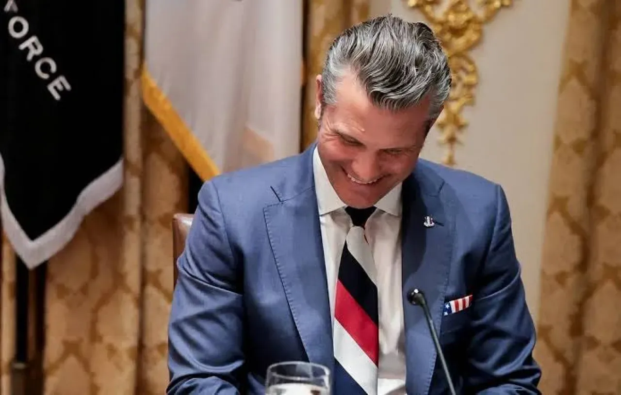 Gazeteci Pete Hegseth'in Rus Bayrağı Desenli Kravatı Pentagon Basın Toplantısında Dikkat Çekti Gazeteci Pete Hegseth'in Rus Bayrağı Desenli Kravatı Pentagon Basın Toplantısında Dikkat Çekti