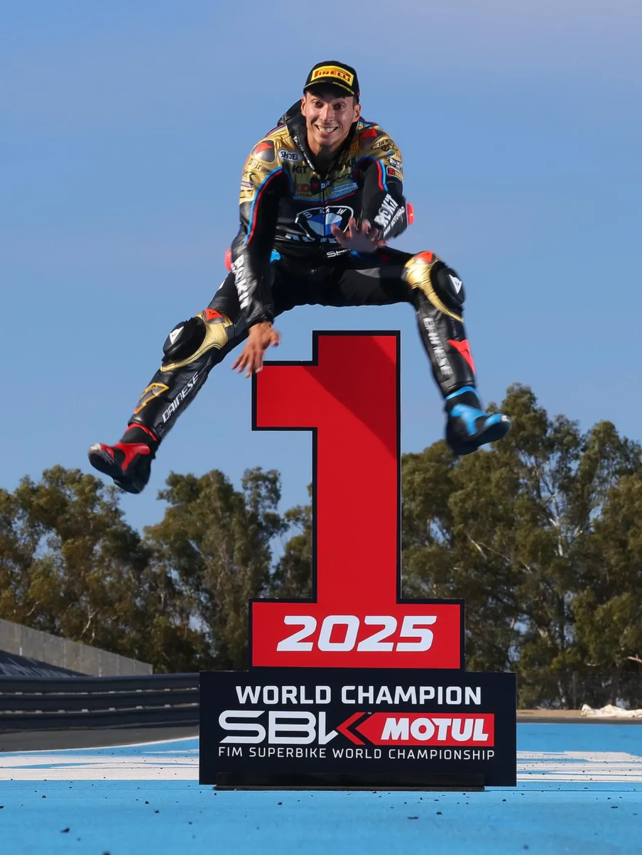Toprak Razgatlıoğlu'nun Duygusal Dünya Şampiyonluğu Hikayesi ve MotoGP Yolculuğu Toprak Razgatlıoğlu'nun Duygusal Dünya Şampiyonluğu Hikayesi ve MotoGP Yolculuğu