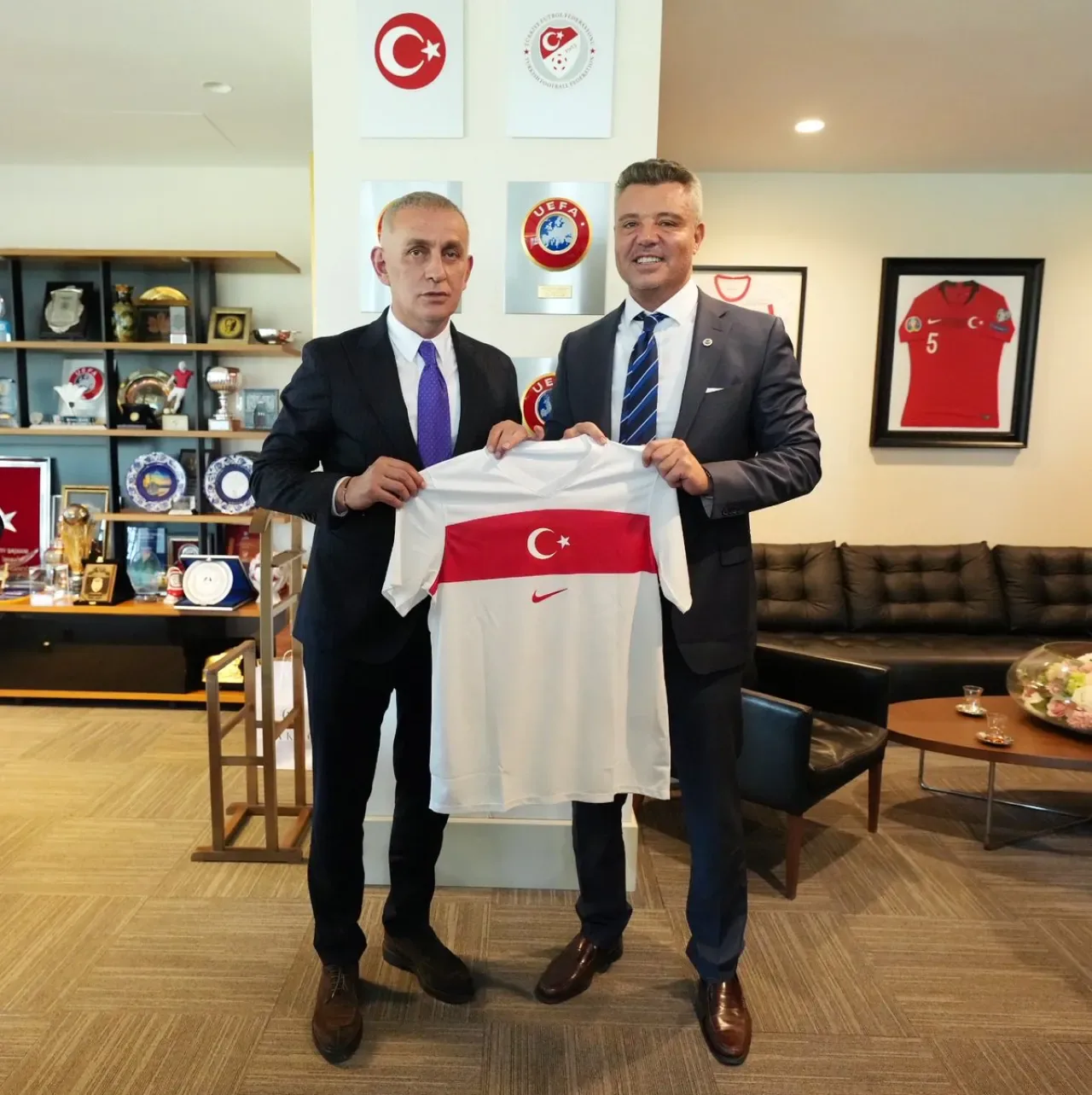 Fenerbahçe Başkanı Saran, TFF Başkanı Hacıosmanoğlu'nu Ziyaret Etti Fenerbahçe Başkanı Saran, TFF Başkanı Hacıosmanoğlu'nu Ziyaret Etti