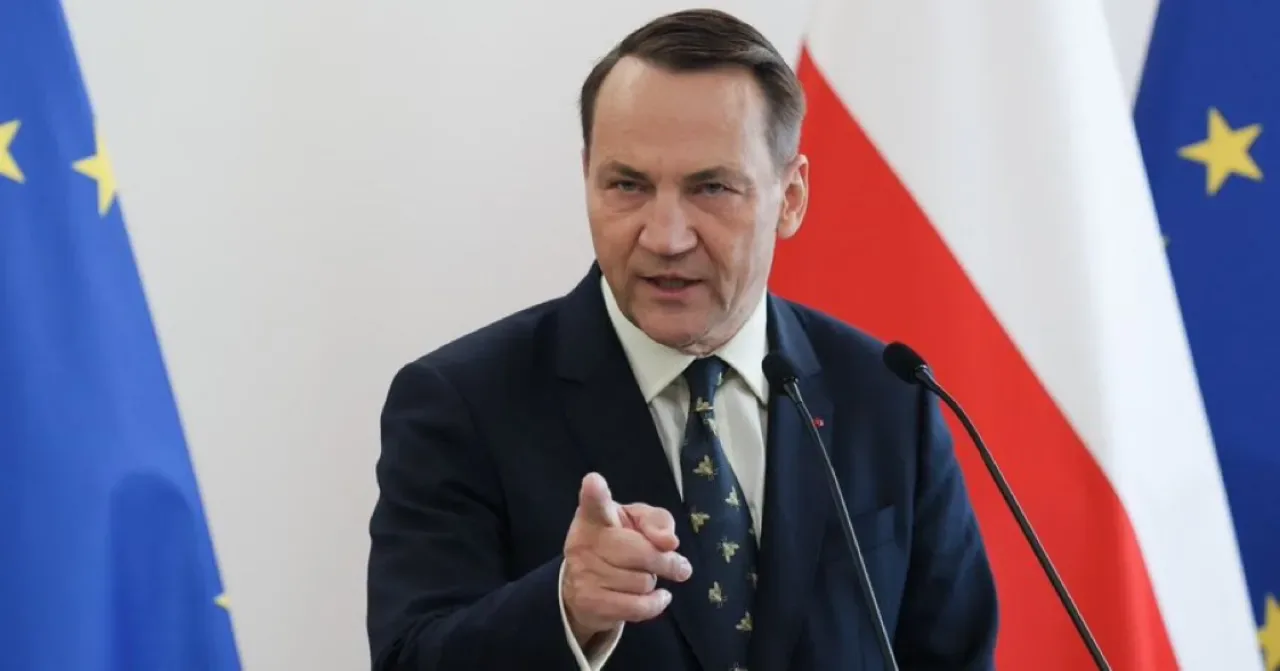 Polonya, Putin'in Uçağını İndirip Uluslararası Ceza Mahkemesi'ne Teslim Edeceğini Açıkladı Polonya, Putin'in Uçağını İndirip Uluslararası Ceza Mahkemesi'ne Teslim Edeceğini Açıkladı
