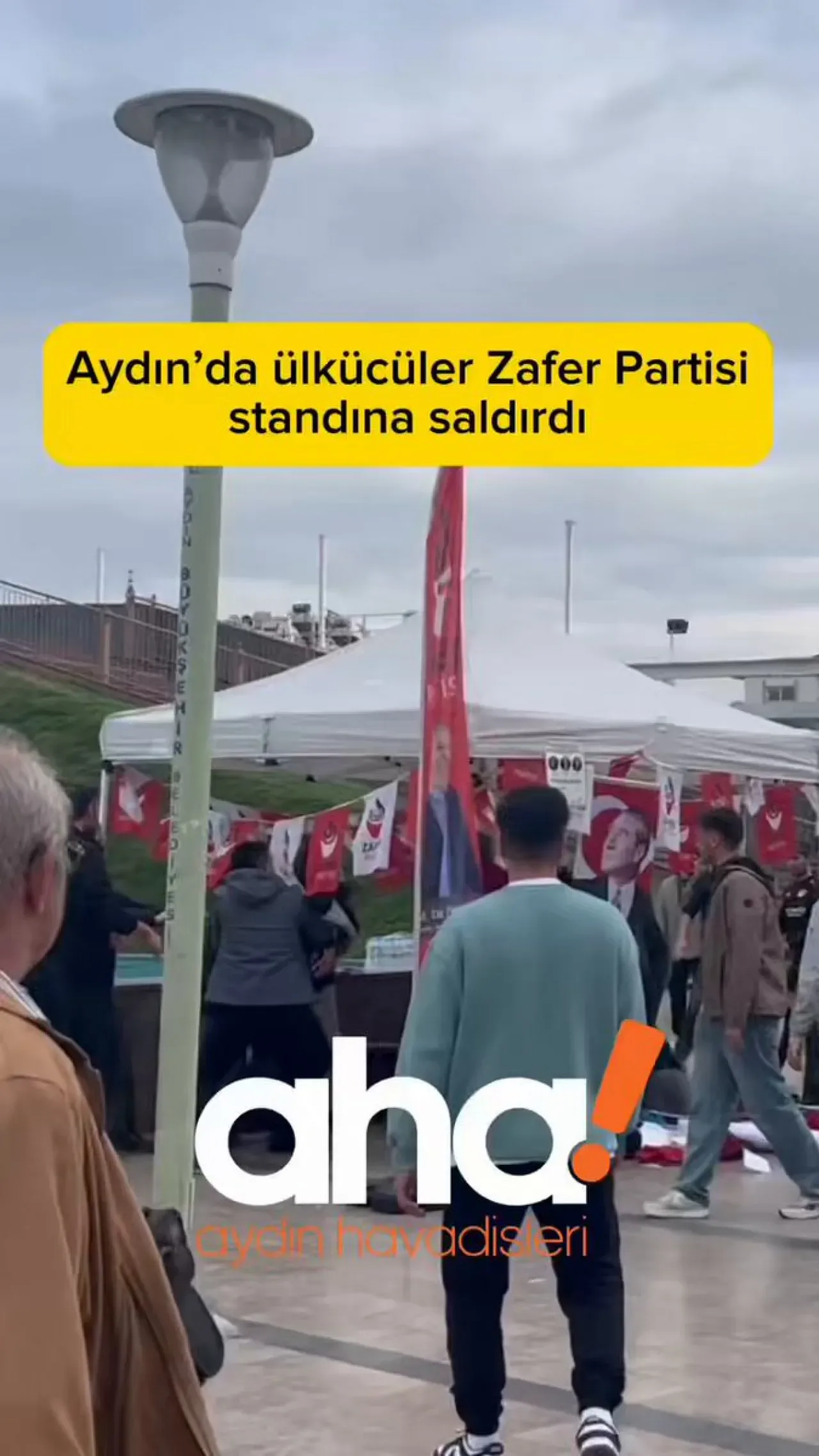 HDP Stantı Önünde Gergin Diyalog: "Konuşma lan" Tepkisi HDP Stantı Önünde Gergin Diyalog: "Konuşma lan" Tepkisi