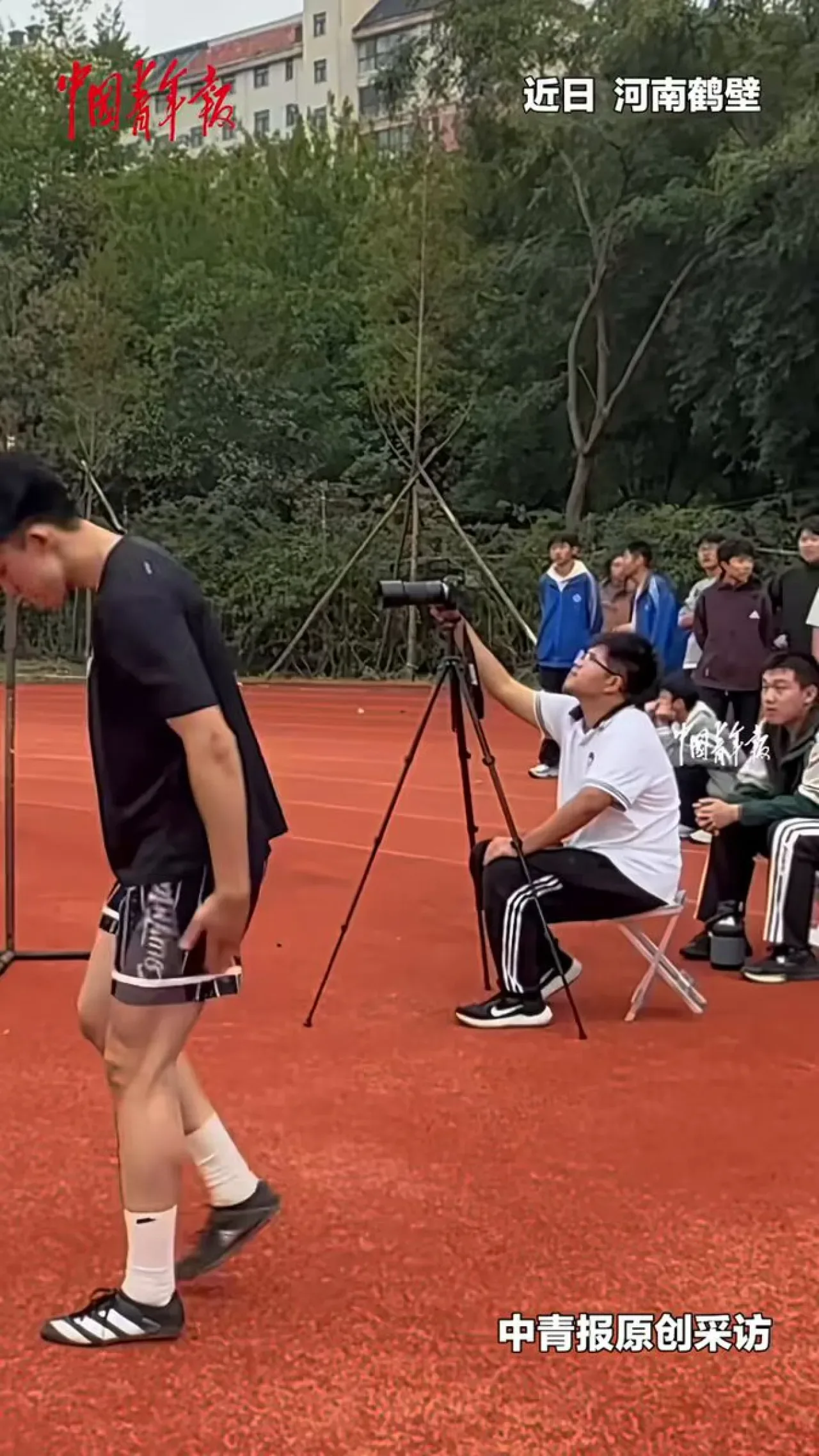 Henan'da Lise Basketbolcusundan Etkileyici 1.85 Metre Yüksek Atlama Performansı Henan'da Lise Basketbolcusundan Etkileyici 1.85 Metre Yüksek Atlama Performansı