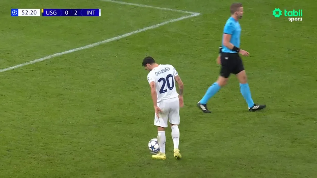 Hakan Çalhanoğlu'nun Penaltı Golü ile Türkiye Farkı Üçe Çıkardı Hakan Çalhanoğlu'nun Penaltı Golü ile Türkiye Farkı Üçe Çıkardı