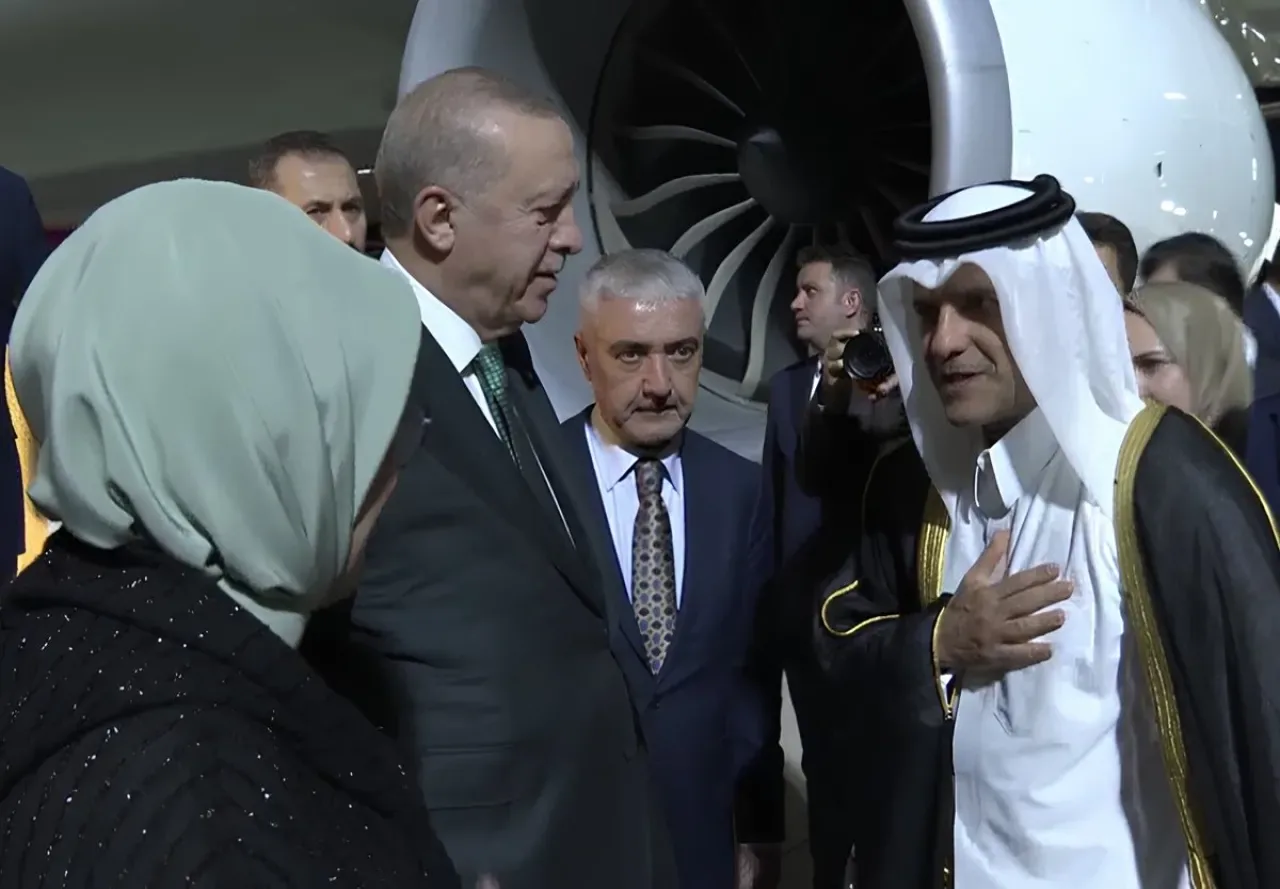 Cumhurbaşkanı Erdoğan, Katar'da Resmi Ziyaret için Doha'ya Ulaştı Cumhurbaşkanı Erdoğan, Katar'da Resmi Ziyaret için Doha'ya Ulaştı