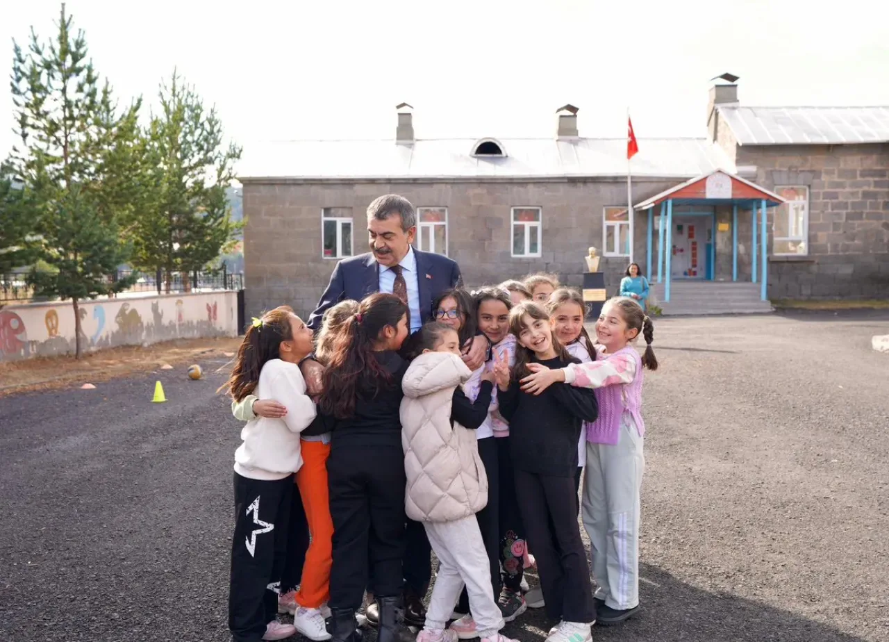Bakan Yusuf Tekin, Kars Yolculuğunda Öğrencilerin Davetini Kırmadı Bakan Yusuf Tekin, Kars Yolculuğunda Öğrencilerin Davetini Kırmadı