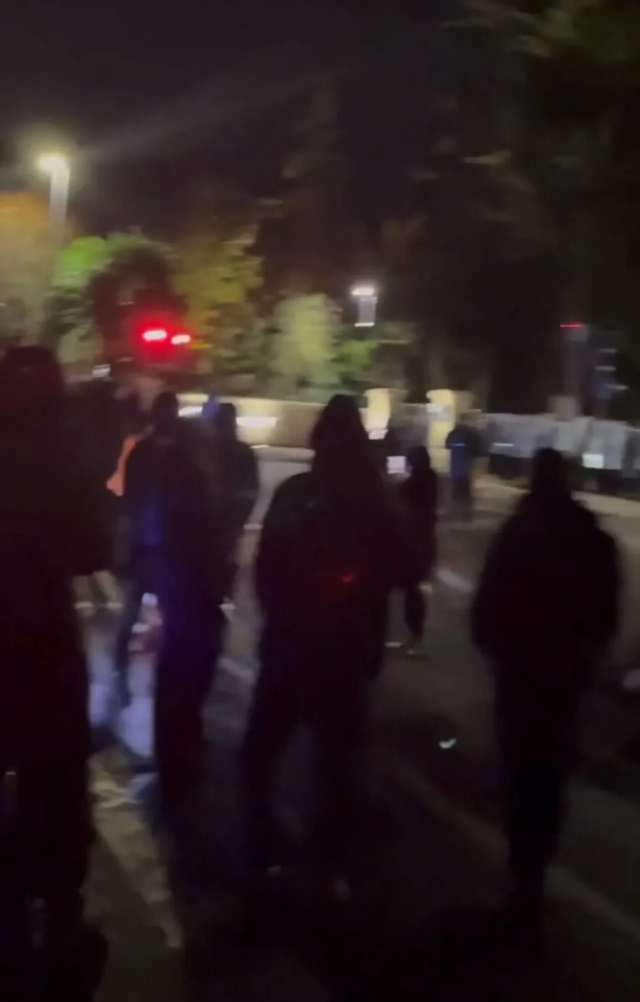 Dublin'de Göçmenlere Yönelik Saldırılar: Polis Bölgeye Sevk Edildi Dublin'de Göçmenlere Yönelik Saldırılar: Polis Bölgeye Sevk Edildi
