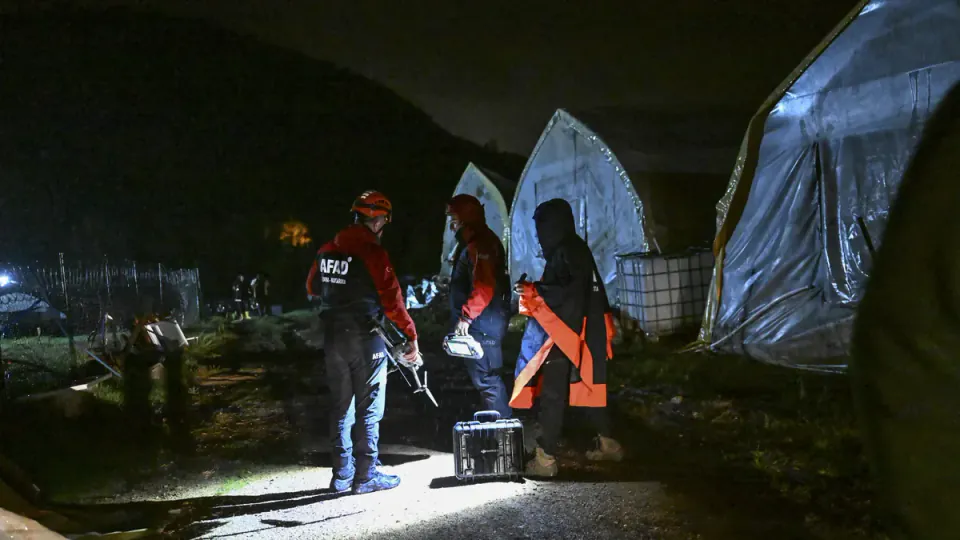 Pendik Göçbeyli'de sel felaketi: Dere taştı, 2 kişi kayboldu görseli