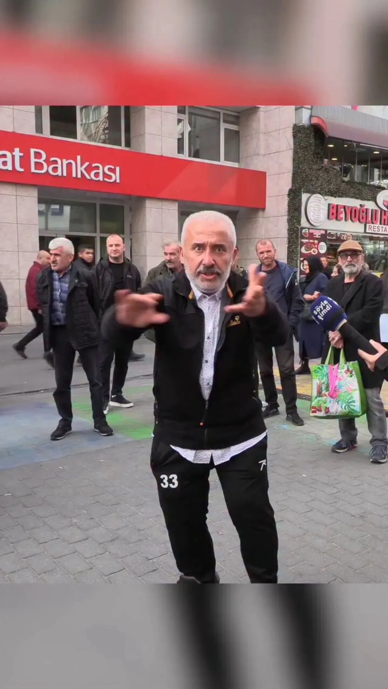 Sokak Röportajında Vatandaşın ABD'ye Yönelik Sıra Dışı Açıklamaları Sokak Röportajında Vatandaşın ABD'ye Yönelik Sıra Dışı Açıklamaları