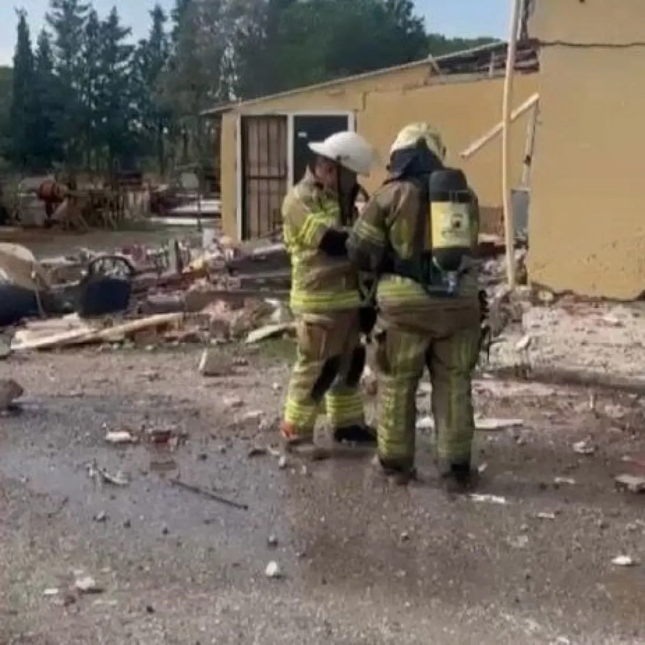 İzmir'de Evde Patlama: 1 Kişi Ağır Yaralandı İzmir'de Evde Patlama: 1 Kişi Ağır Yaralandı