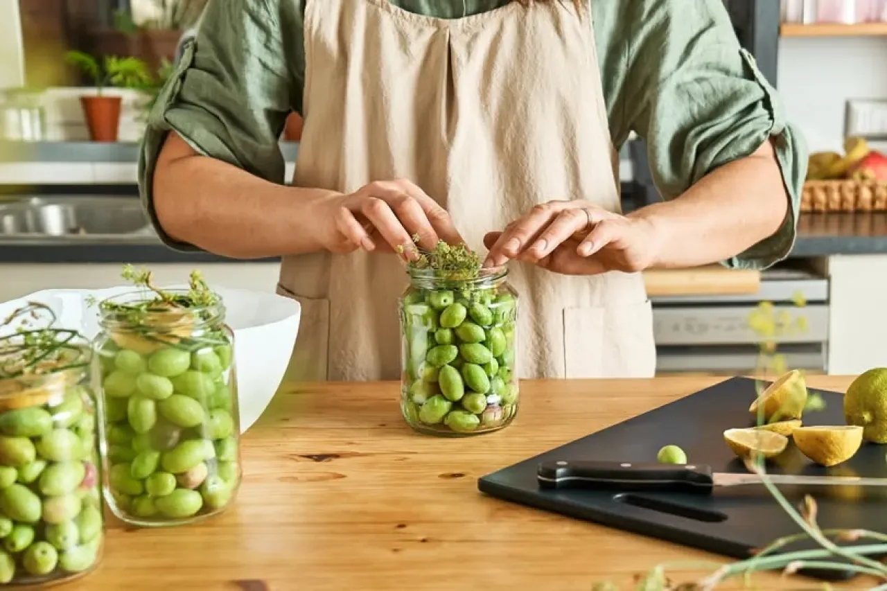 Yeşil Zeytin Nasıl Saklanır? Uzun Süreli Tazelik İçin Püf Noktaları Yeşil Zeytin Nasıl Saklanır? Uzun Süreli Tazelik İçin Püf Noktaları