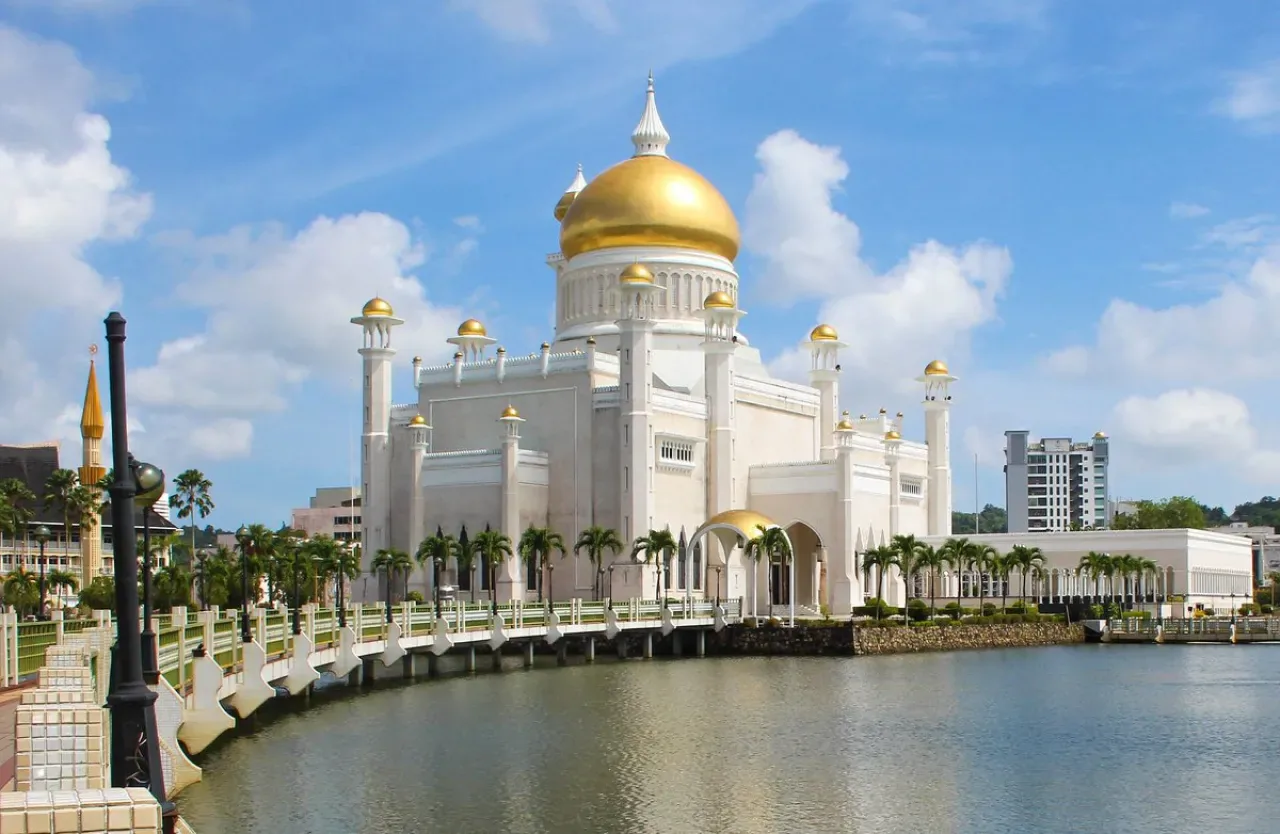 Brunei'nin İkonik Simgesi: Omar Ali Saifuddien Camisi Brunei'nin İkonik Simgesi: Omar Ali Saifuddien Camisi