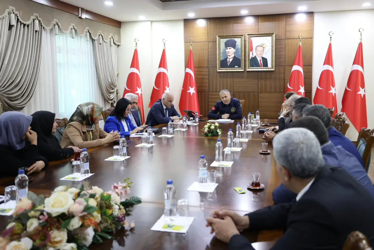 İçişleri Bakanı Yerlikaya, 2241 Gündür Evlat Nöbeti Tutan Diyarbakır Anneleri ile Buluştu İçişleri Bakanı Yerlikaya, 2241 Gündür Evlat Nöbeti Tutan Diyarbakır Anneleri ile Buluştu