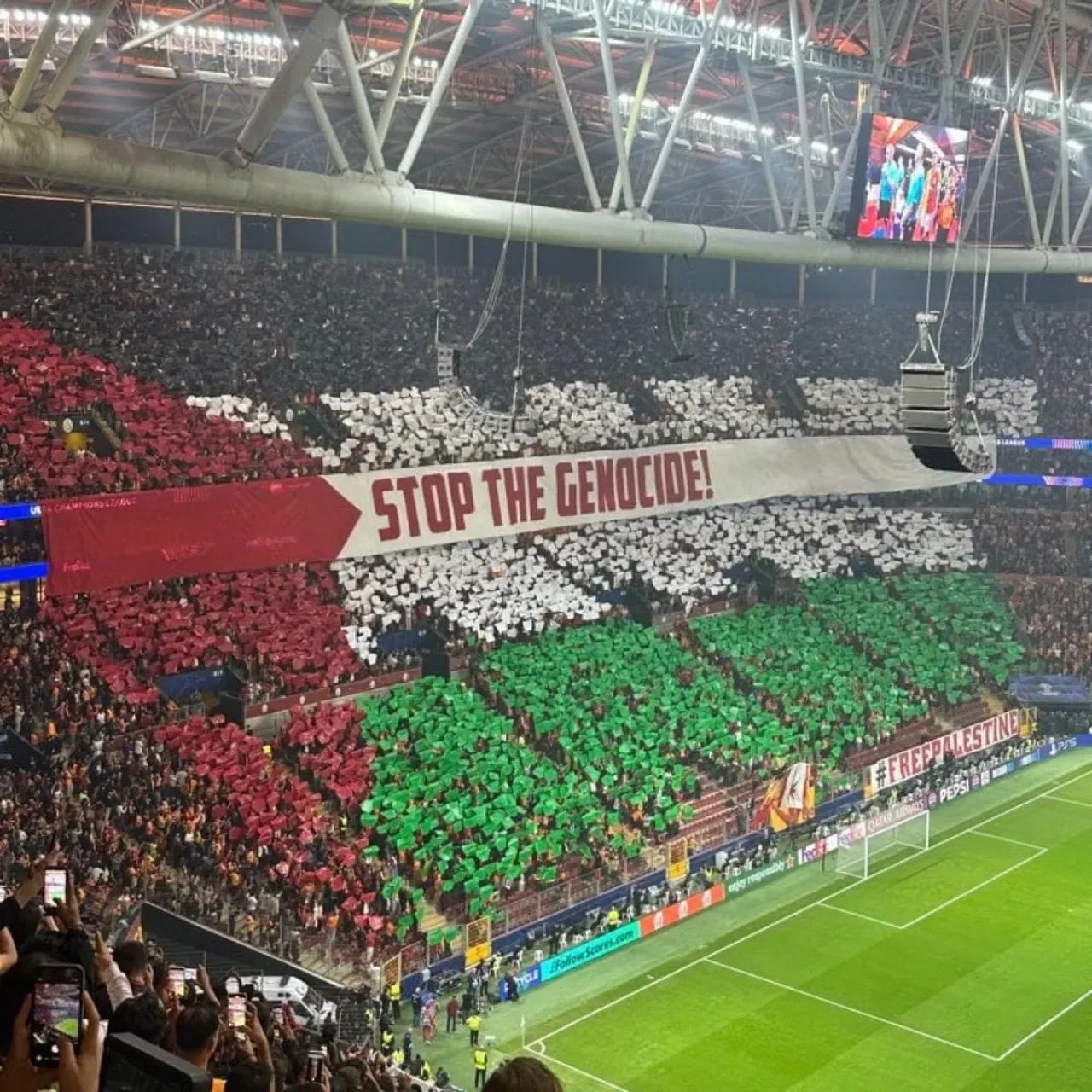 Galatasaray Taraftarlarından Maç Sırasında Filistin'e Destek Mesajı Galatasaray Taraftarlarından Maç Sırasında Filistin'e Destek Mesajı
