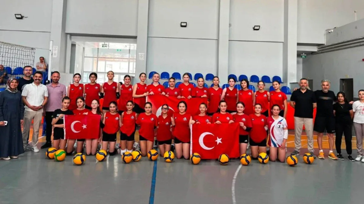 Nevşehir'de 15 Temmuz Anısına Dostluk Maçı Düzenlendi Nevşehir'de 15 Temmuz Anısına Dostluk Maçı Düzenlendi