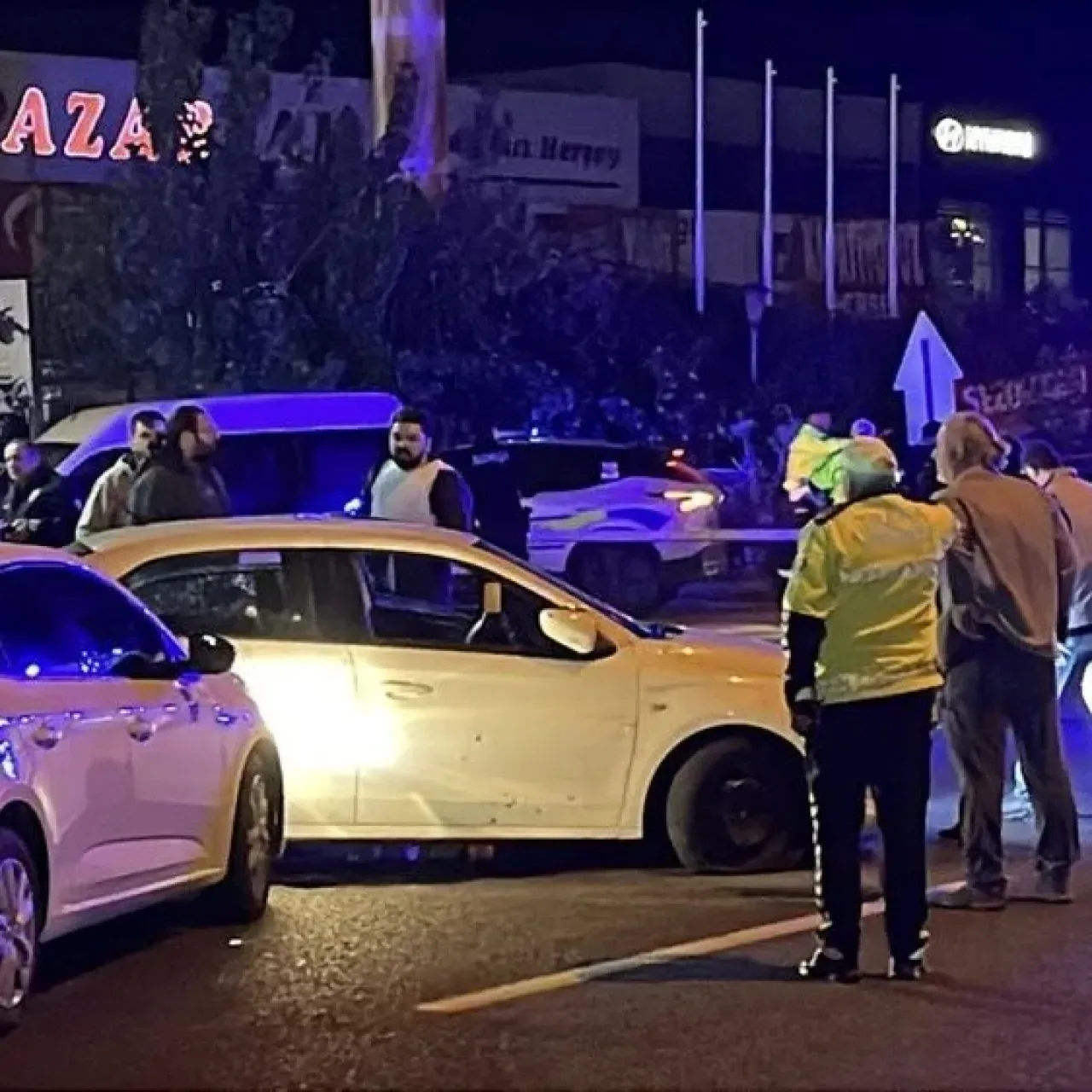 Balıkesir'de 3 Kişiyi Öldüren Mustafa Emlik'in Firar Geçmişi Ortaya Çıktı Balıkesir'de 3 Kişiyi Öldüren Mustafa Emlik'in Firar Geçmişi Ortaya Çıktı