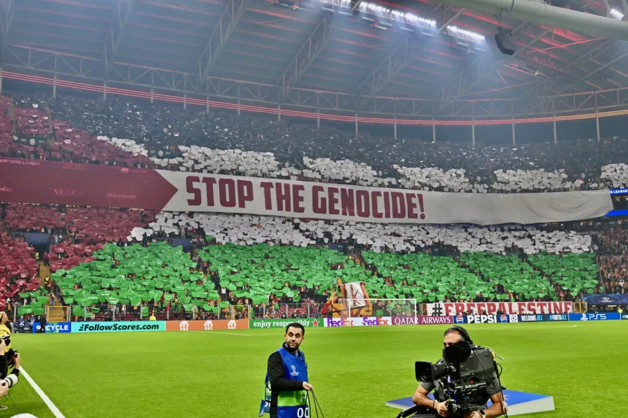 Galatasaray, "Barış İçin Birleşmiş" Mesajıyla İstanbul'da Ağırlandı Galatasaray, "Barış İçin Birleşmiş" Mesajıyla İstanbul'da Ağırlandı