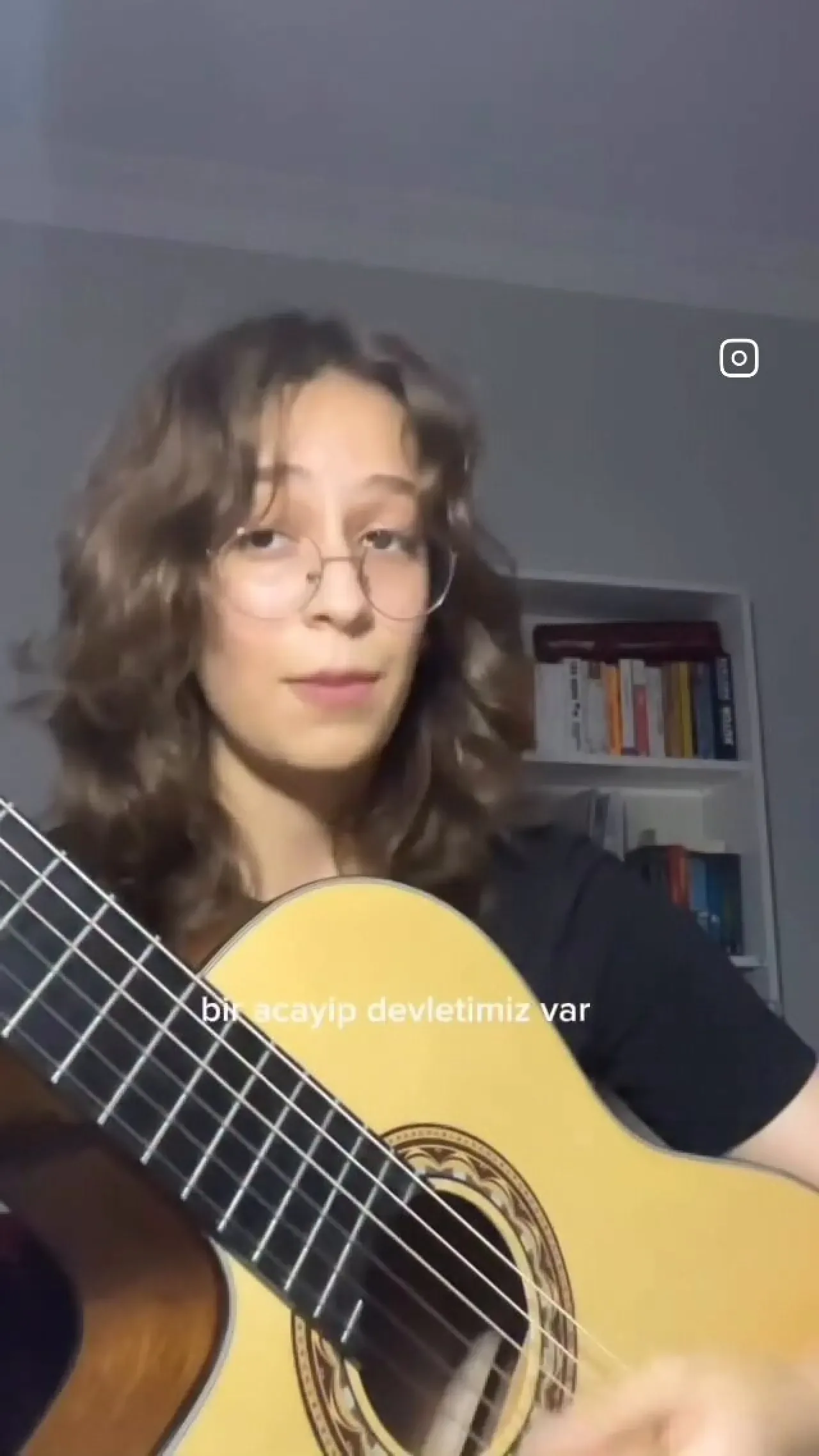 Elif'in Gitarından Yükselen Mapushane Türküsü Sosyal Medyada Yankılandı Elif'in Gitarından Yükselen Mapushane Türküsü Sosyal Medyada Yankılandı