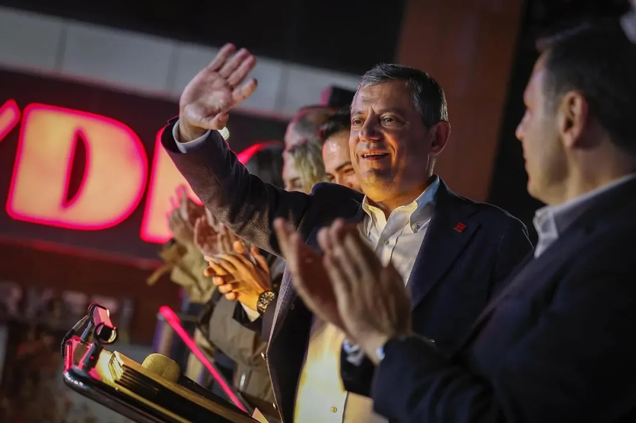 CHP Genel Başkanı Özgür Özel'den "Meydanlar Ayakta" Mesajı CHP Genel Başkanı Özgür Özel'den "Meydanlar Ayakta" Mesajı