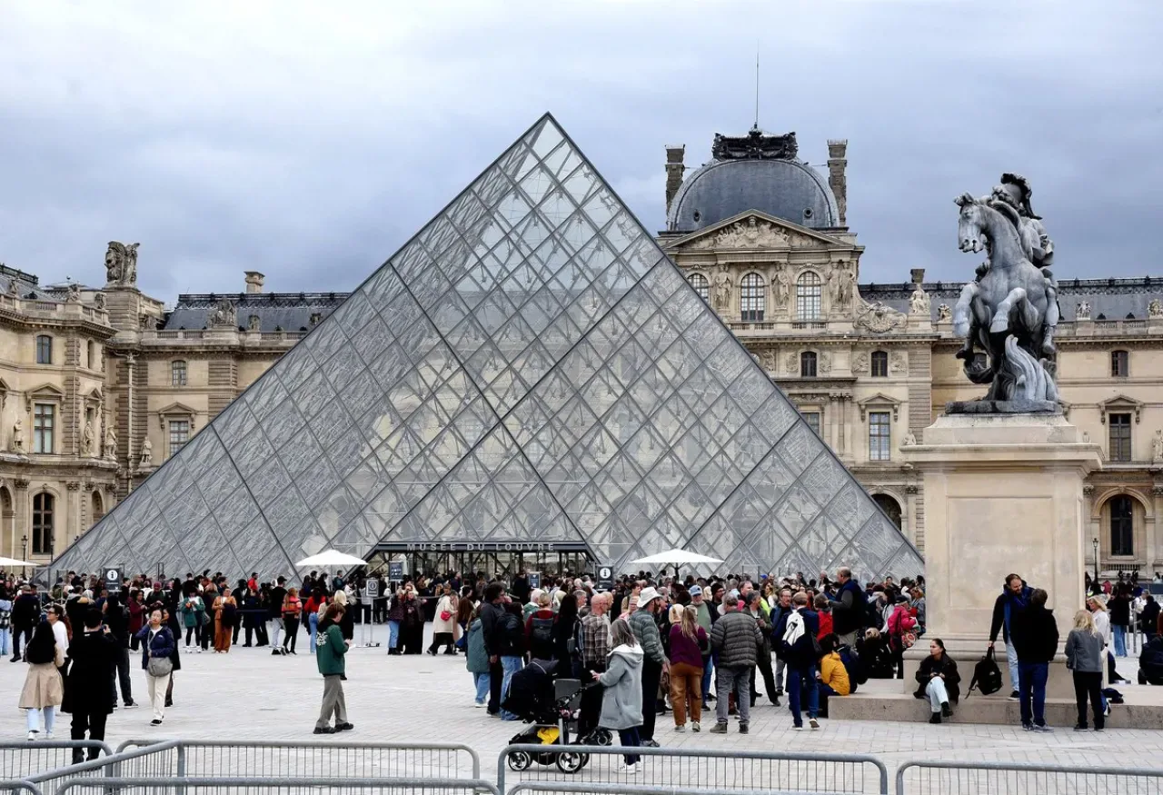 Louvre Müzesi'nde Güvenlik Açığı: CCTV Sistemleri Yetersiz ve Eski Louvre Müzesi'nde Güvenlik Açığı: CCTV Sistemleri Yetersiz ve Eski