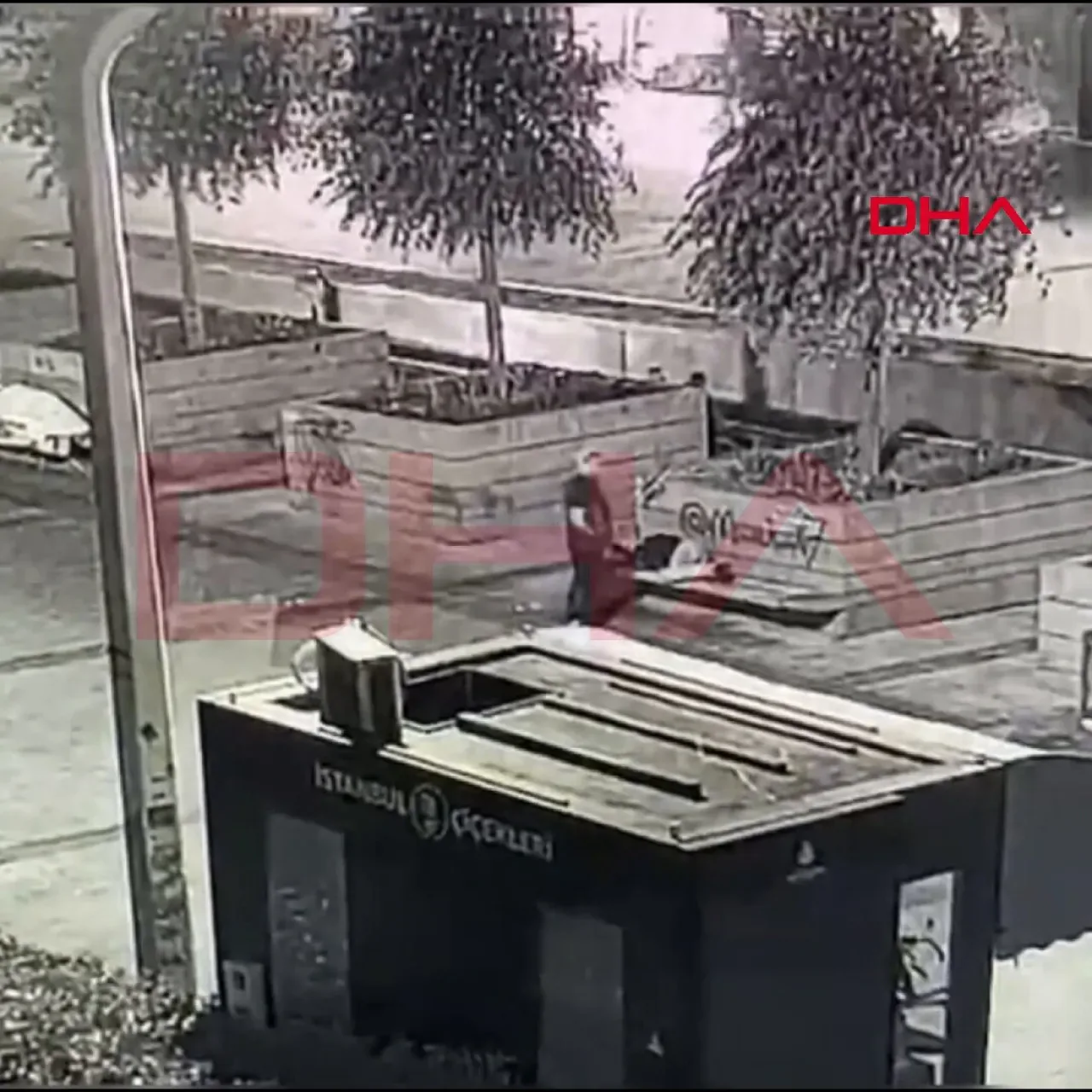 Taksim'de Bankta Uyuyan Kişinin Telefonu Çalındı, Hırsız Suçüstü Yakalandı Taksim'de Bankta Uyuyan Kişinin Telefonu Çalındı, Hırsız Suçüstü Yakalandı