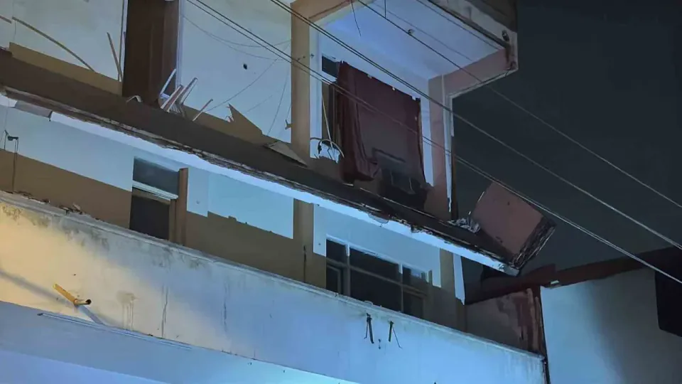 Darıca'da riskli bina balkonu çöktü: Bitişik ev tahliye edildi, sokak kapatıldı görseli