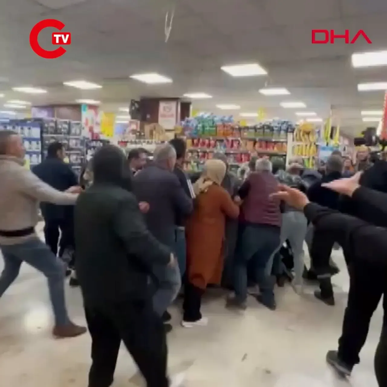 Konya'da 1000 TL'lik Televizyon Kampanyasında İzdiham Yaşandı Konya'da 1000 TL'lik Televizyon Kampanyasında İzdiham Yaşandı
