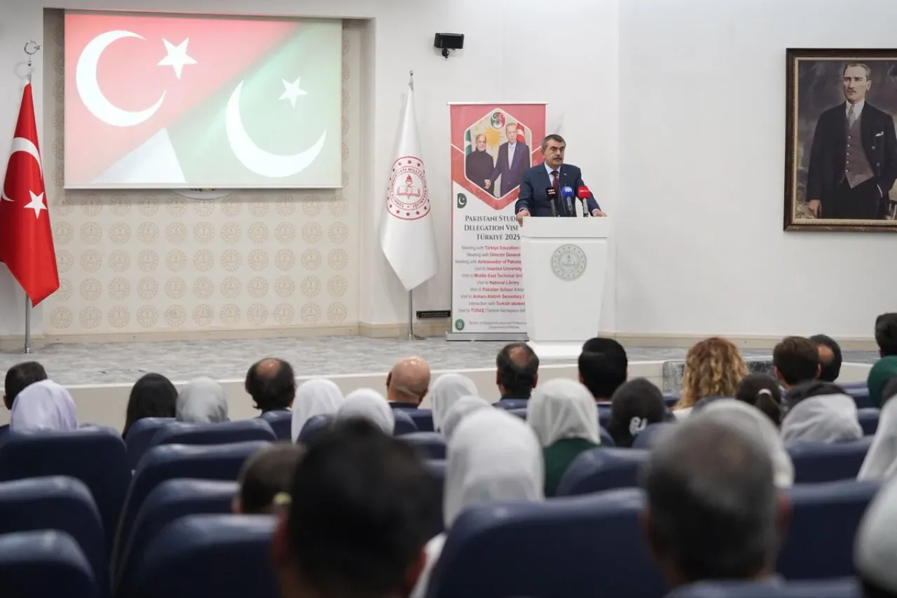Milli Eğitim Bakanı Tekin, Türkiye'yi Gezen Pakistanlı Öğrencilerle Buluştu Milli Eğitim Bakanı Tekin, Türkiye'yi Gezen Pakistanlı Öğrencilerle Buluştu