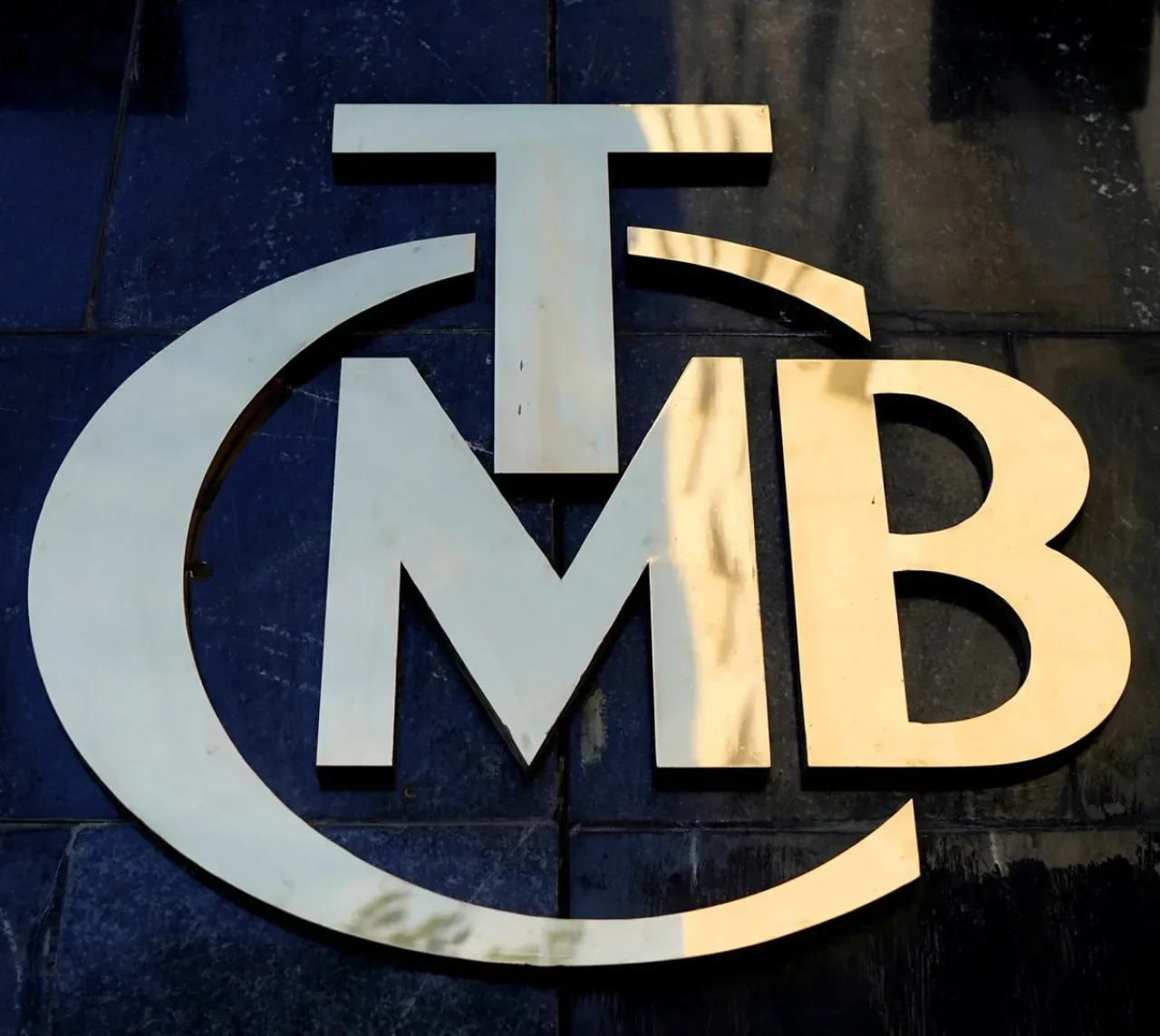 Merkez Bankası Faiz Oranını Yüzde 39.5'e Düşürdü Merkez Bankası Faiz Oranını Yüzde 39.5'e Düşürdü