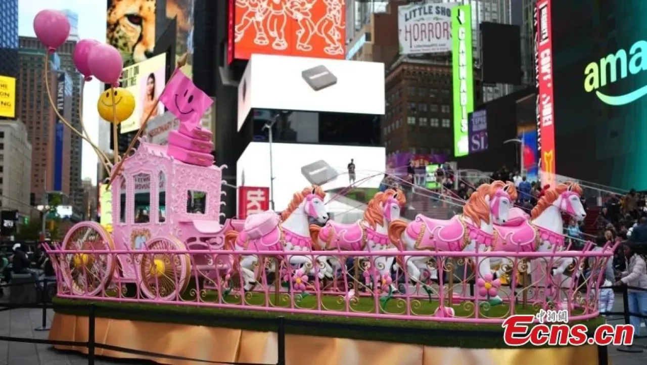 New York'taki Dev Ekranlarda 'Sihirli Çekirge' Görüntüleri Belirdi New York'taki Dev Ekranlarda 'Sihirli Çekirge' Görüntüleri Belirdi