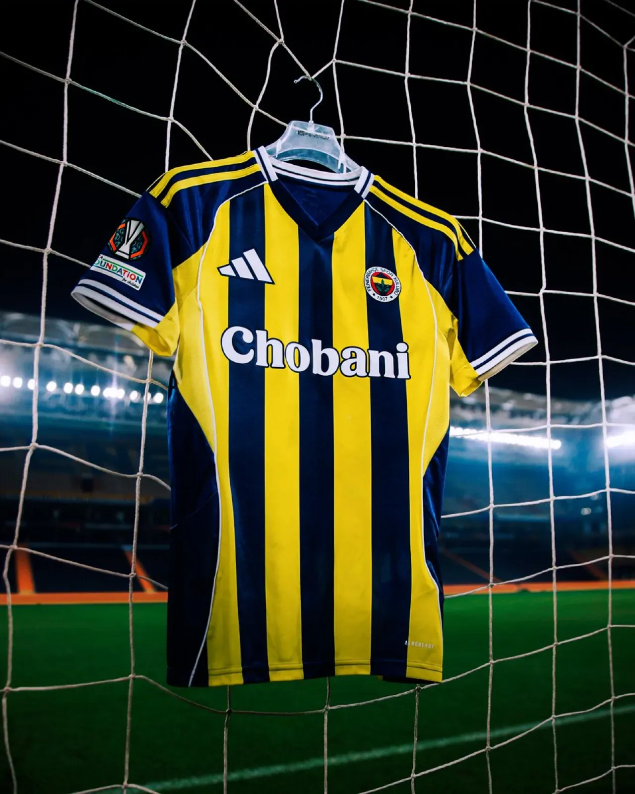 Fenerbahçe, Adidas ve Fenerium İş Birliğiyle Üretilen Çubuklu Formayla Sahada Fenerbahçe, Adidas ve Fenerium İş Birliğiyle Üretilen Çubuklu Formayla Sahada
