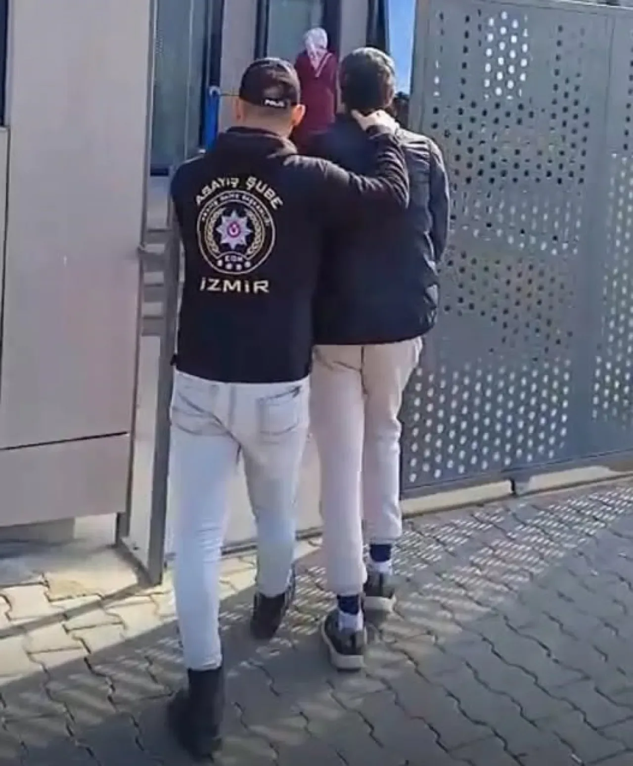 İzmir'de 24 Yıllık Firari Yakalandı İzmir'de 24 Yıllık Firari Yakalandı