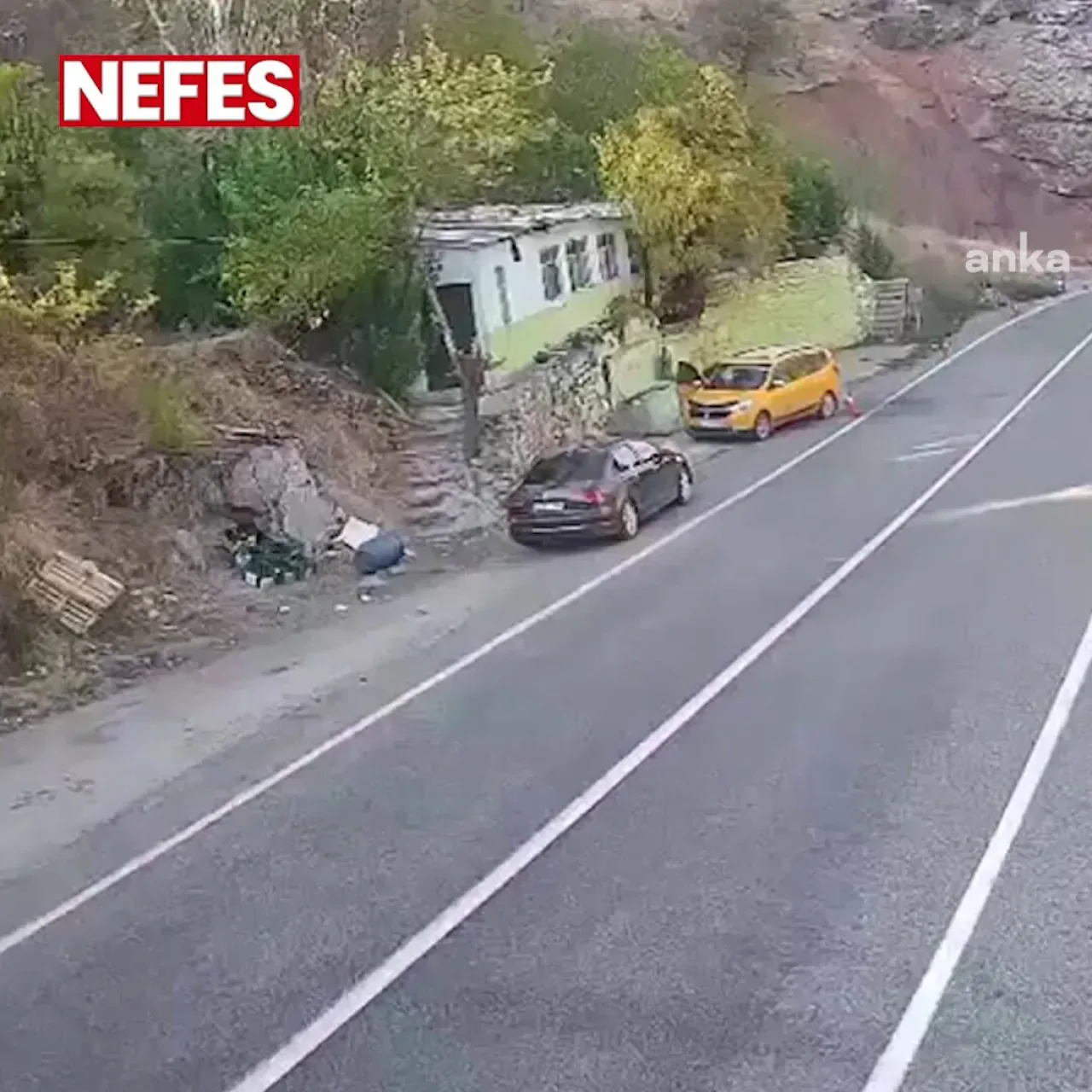 Tunceli-Erzincan Karayolunda Kaya Düşmesi: Anlar Kamerada Tunceli-Erzincan Karayolunda Kaya Düşmesi: Anlar Kamerada
