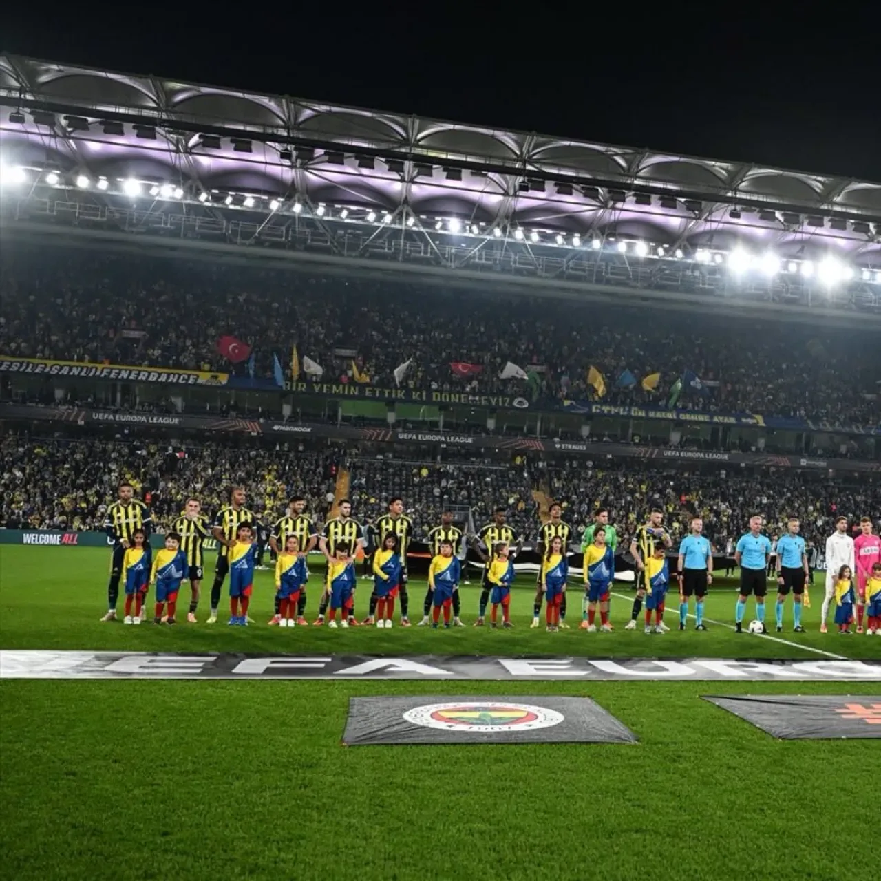 Fenerbahçe Tribünlerinde 16 Büyük Türk İmparatorluğu Sancağı Dalgalandı Fenerbahçe Tribünlerinde 16 Büyük Türk İmparatorluğu Sancağı Dalgalandı