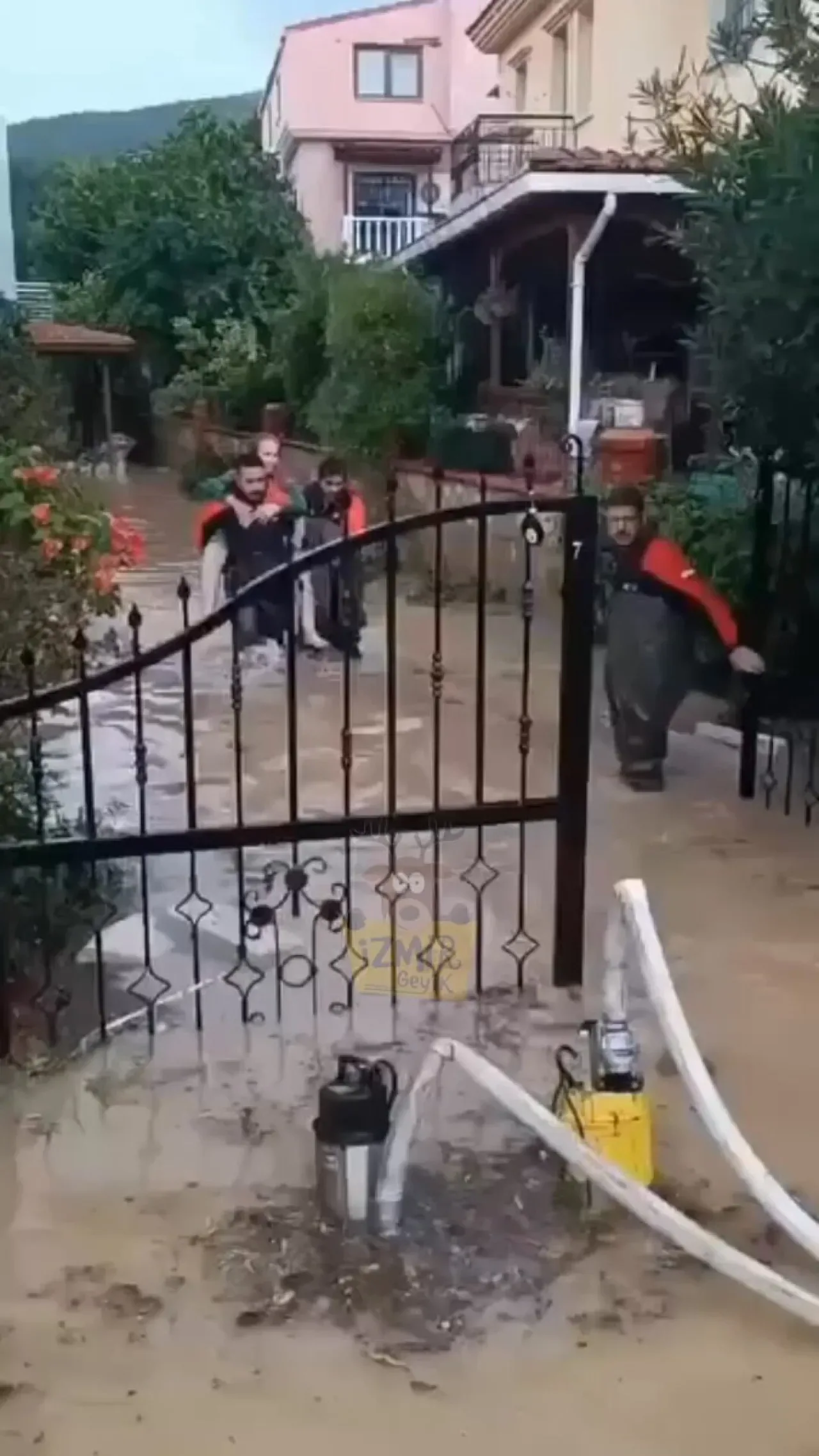 AFAD Görevlisi Foça'da Selde Mahsur Kalan Yaşlı Vatandaşı Kurtardı AFAD Görevlisi Foça'da Selde Mahsur Kalan Yaşlı Vatandaşı Kurtardı