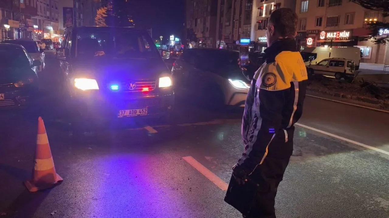 Kütahya'da Çakarlı Polis Aracıyla Giden Ehliyetsiz Sürücüye 276 Bin TL Ceza Kütahya'da Çakarlı Polis Aracıyla Giden Ehliyetsiz Sürücüye 276 Bin TL Ceza