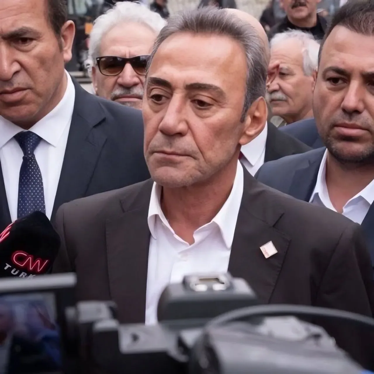 CHP, Berhan Şimşek'i Partiden İhraç Etti CHP, Berhan Şimşek'i Partiden İhraç Etti