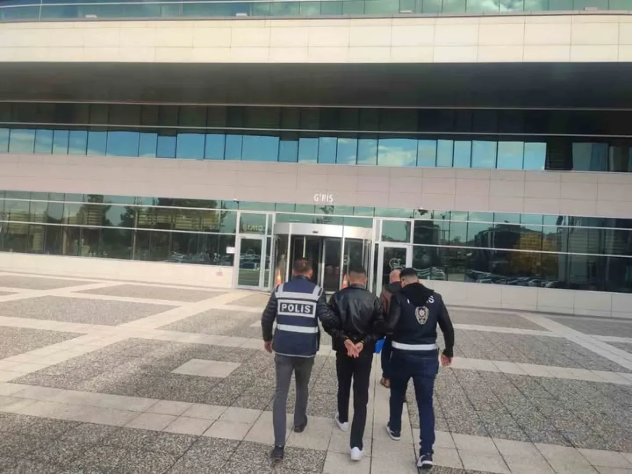 Bolu'da Dedesinin Eşyalarını Çalan ve Satan Torun Tutuklandı Bolu'da Dedesinin Eşyalarını Çalan ve Satan Torun Tutuklandı