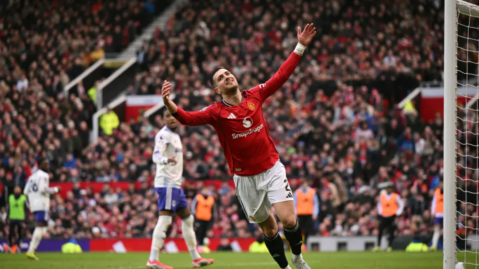 Manchester United'ın Radarına Giren Julian Ryerson: Rekorlar ve Savunma Sanatı görseli