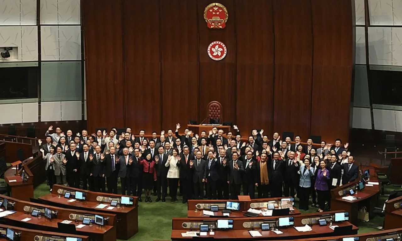 Hong Kong'da 8. Dönem Yasama Konseyi Seçimleri 7 Aralık'ta Yapılacak Hong Kong'da 8. Dönem Yasama Konseyi Seçimleri 7 Aralık'ta Yapılacak