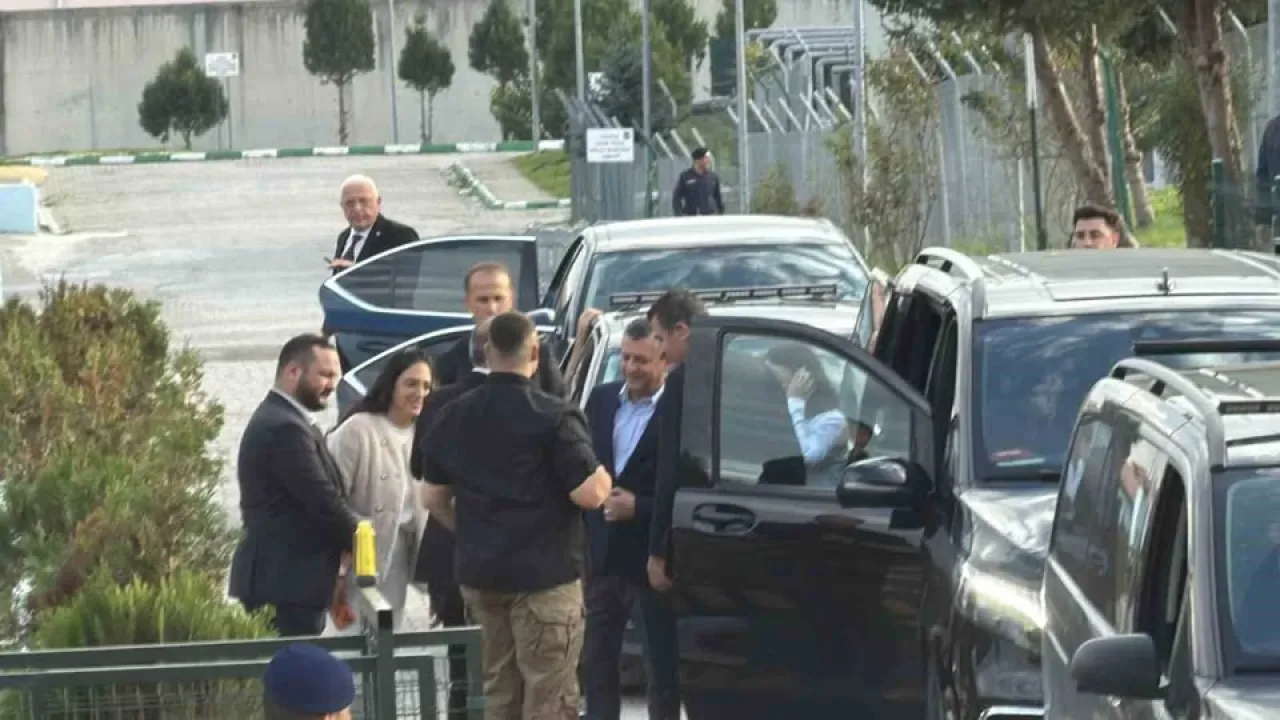 CHP Genel Başkanı Özgür Özel, Tutuklu İBB Medya AŞ Başkanı Pınar Türker'i Ziyaret Etti CHP Genel Başkanı Özgür Özel, Tutuklu İBB Medya AŞ Başkanı Pınar Türker'i Ziyaret Etti