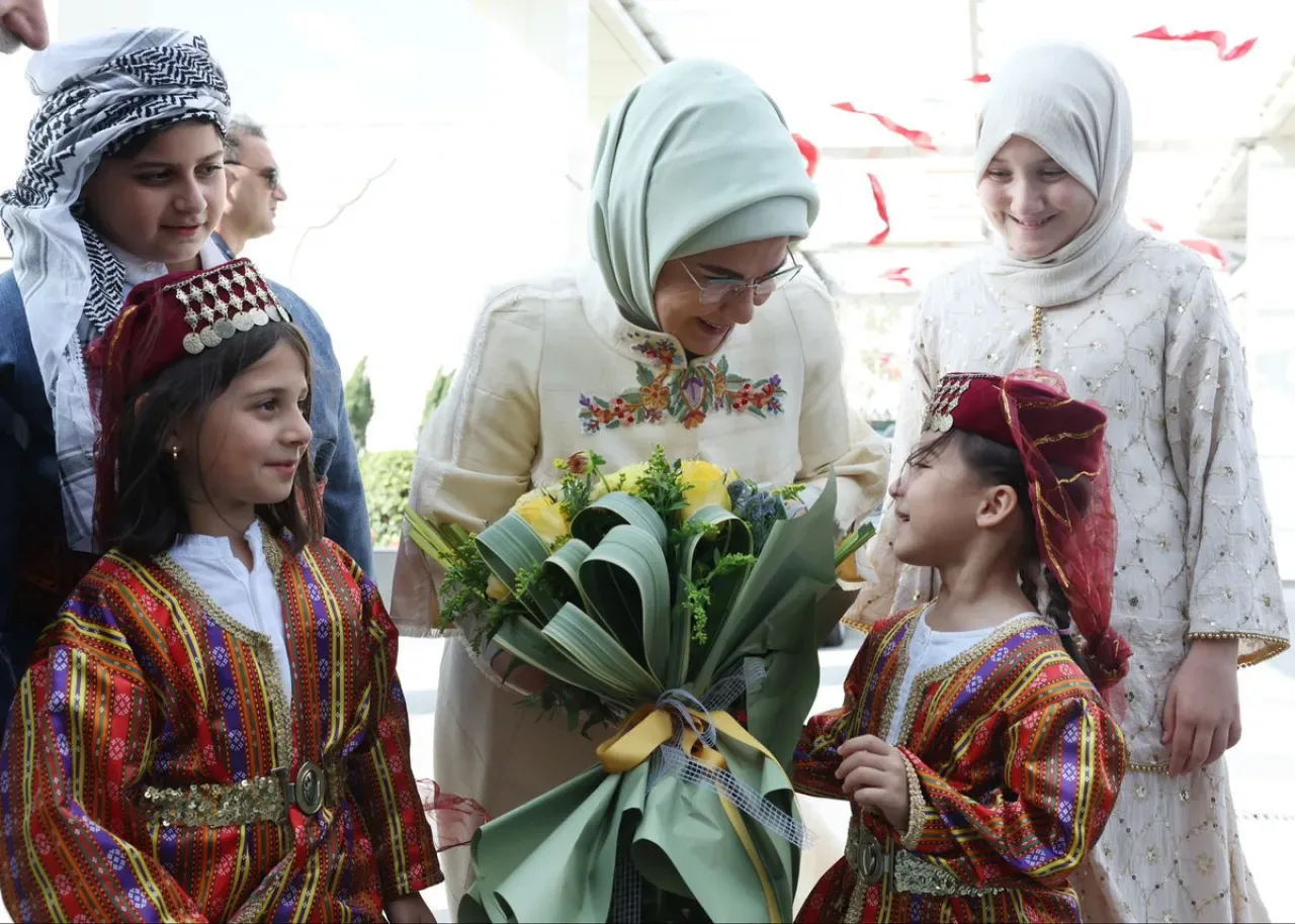 Emine Erdoğan, Siirt'te Vatandaşlarla Bir Araya Geldi Emine Erdoğan, Siirt'te Vatandaşlarla Bir Araya Geldi