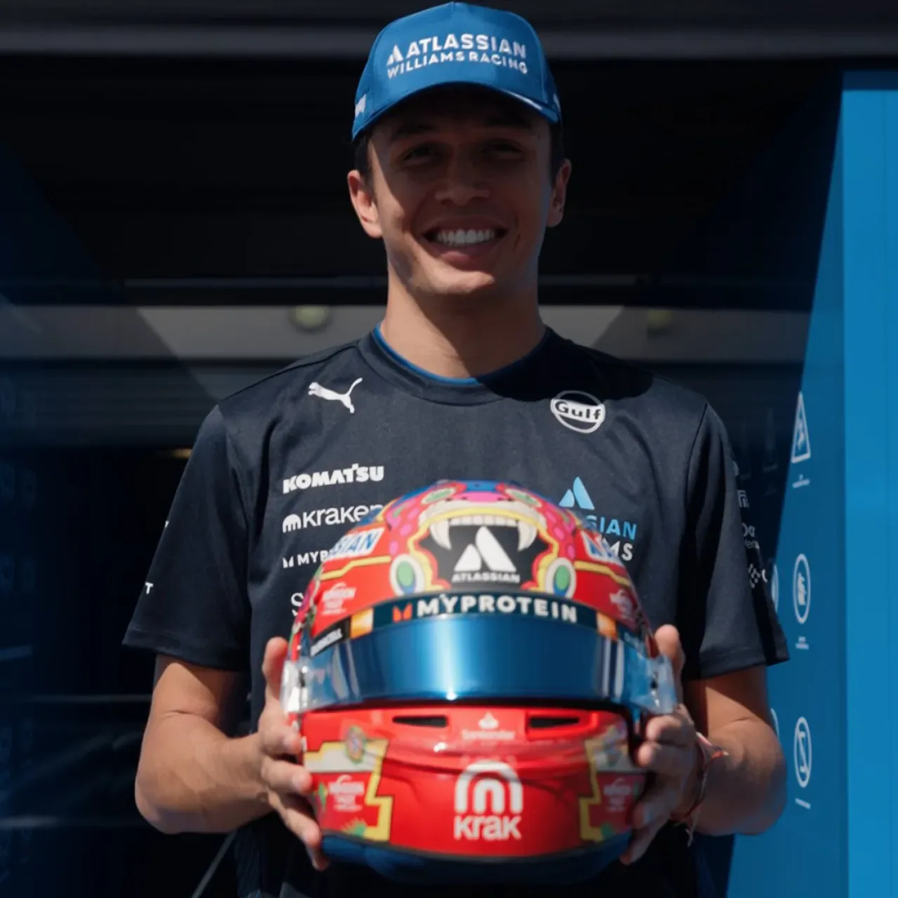 Alex Albon'un Meksika GP Kaskı ve 500 USDG Ödülü Williams Racing ve KrakenFX İş Birliğiyle Sahibini Buluyor Alex Albon'un Meksika GP Kaskı ve 500 USDG Ödülü Williams Racing ve KrakenFX İş Birliğiyle Sahibini Buluyor