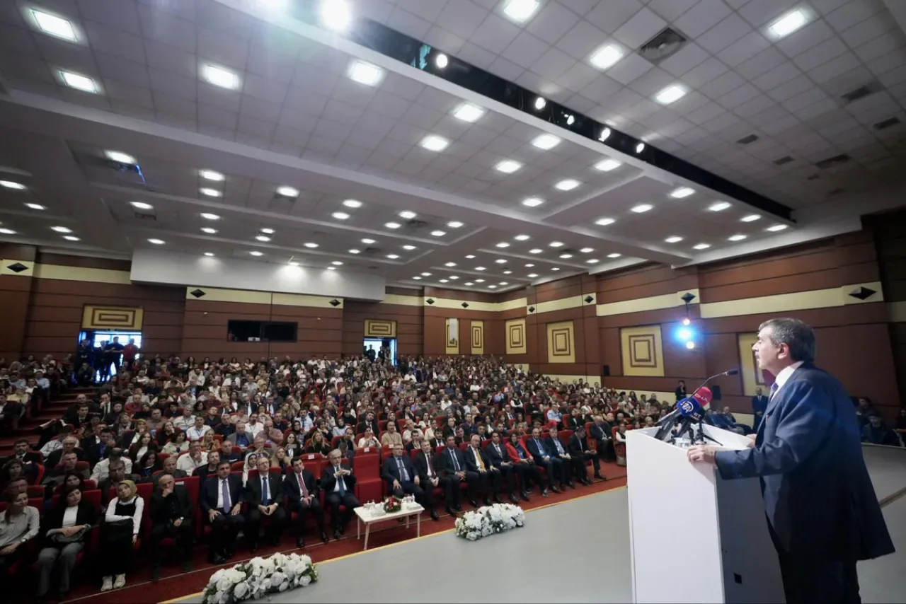 Bakan Tekin, Sınıf Alan Zümresi Toplantısı'nda Öğretmenlerle Buluştu Bakan Tekin, Sınıf Alan Zümresi Toplantısı'nda Öğretmenlerle Buluştu