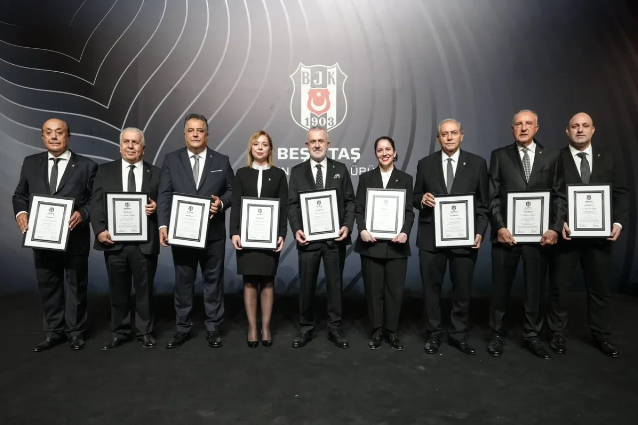 Beşiktaş'ta Yeni Divan Başkanlık Kurulu İçin Mazbata Töreni Düzenlendi Beşiktaş'ta Yeni Divan Başkanlık Kurulu İçin Mazbata Töreni Düzenlendi